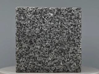 Deep Sapphire Granit Pflasterstein mit bläulicher Kristallstruktur für gehobene gewerbliche Fußgängerzonen.