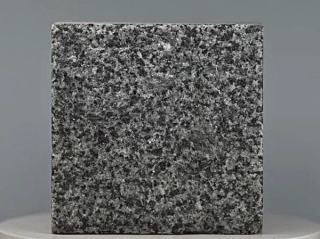 Deep Sapphire Granit Pflasterstein mit bläulicher Kristallstruktur für gehobene gewerbliche Fußgängerzonen.