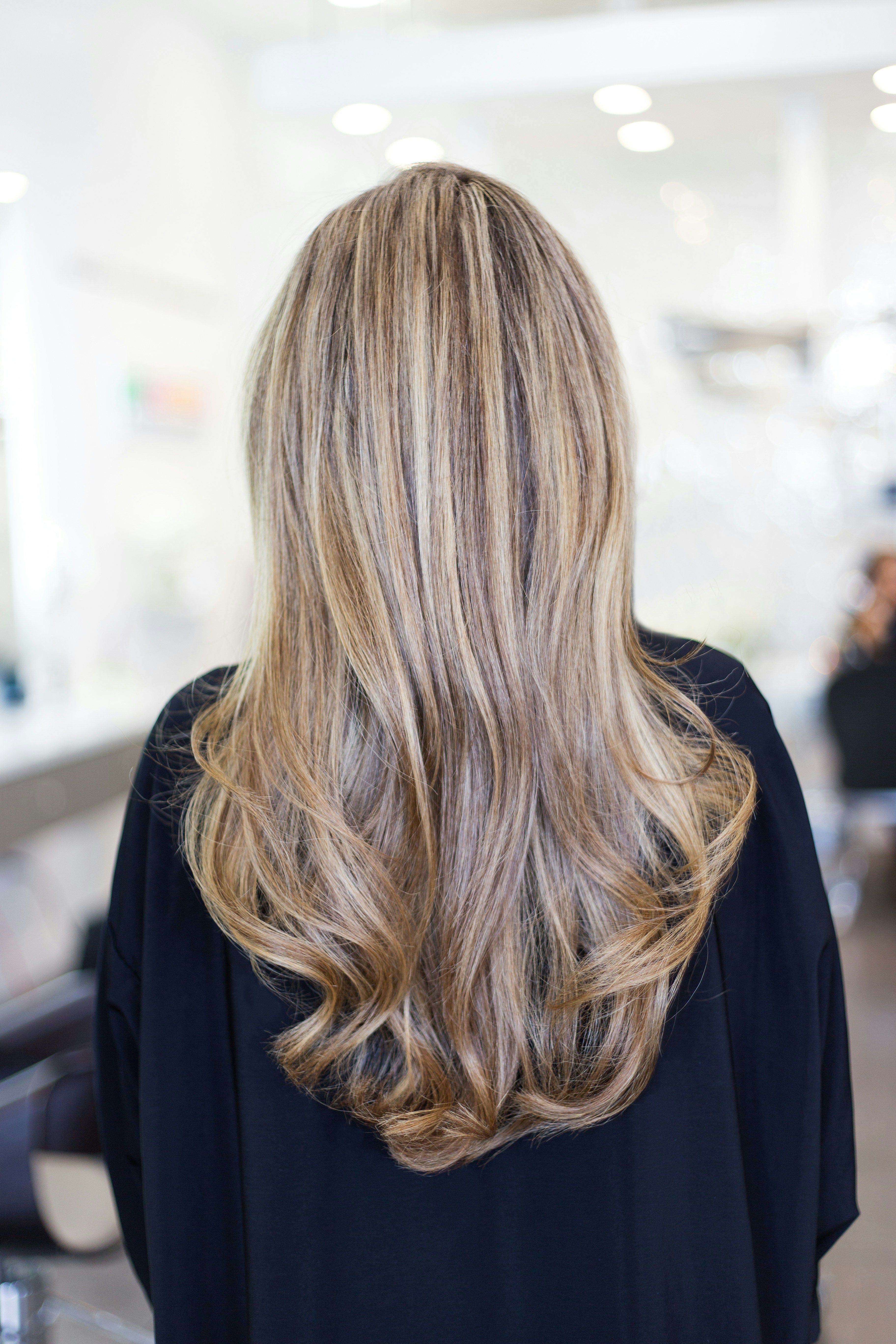 Capelli lunghi con schiariture viste da dietro