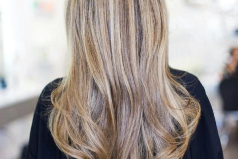 Capelli lunghi con schiariture viste da dietro