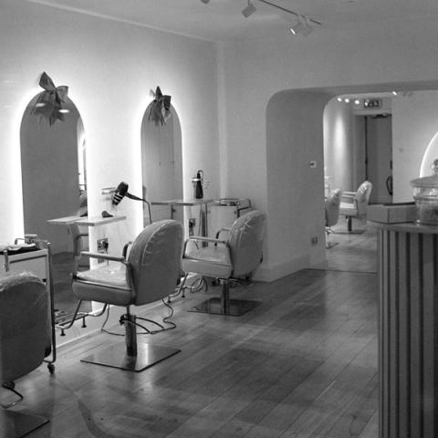 Postazioni del salone sotto gli archi, in bianco e nero