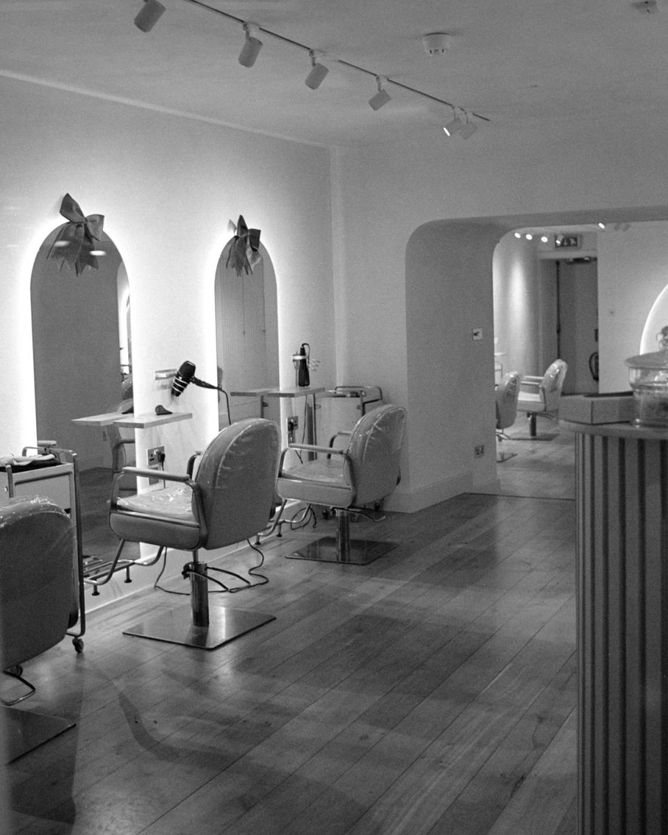 Postazioni del salone sotto gli archi, in bianco e nero