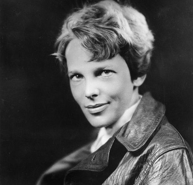  Amelia Earhart: A Pioneer in Aviation