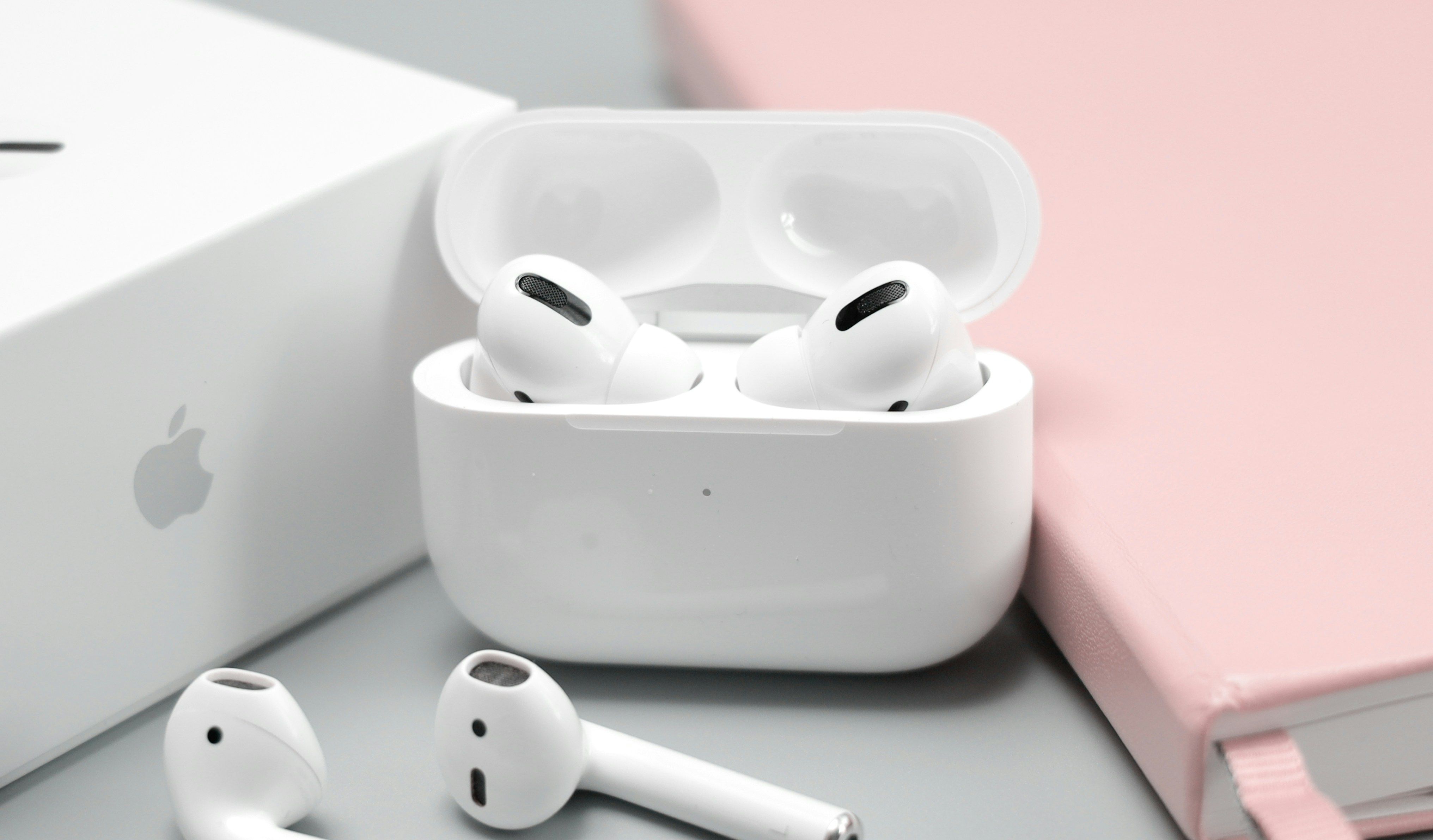 AirPods vs. Razer Hammerhead True Wireless: Picking the Perfect Pair of Earbuds in 2024