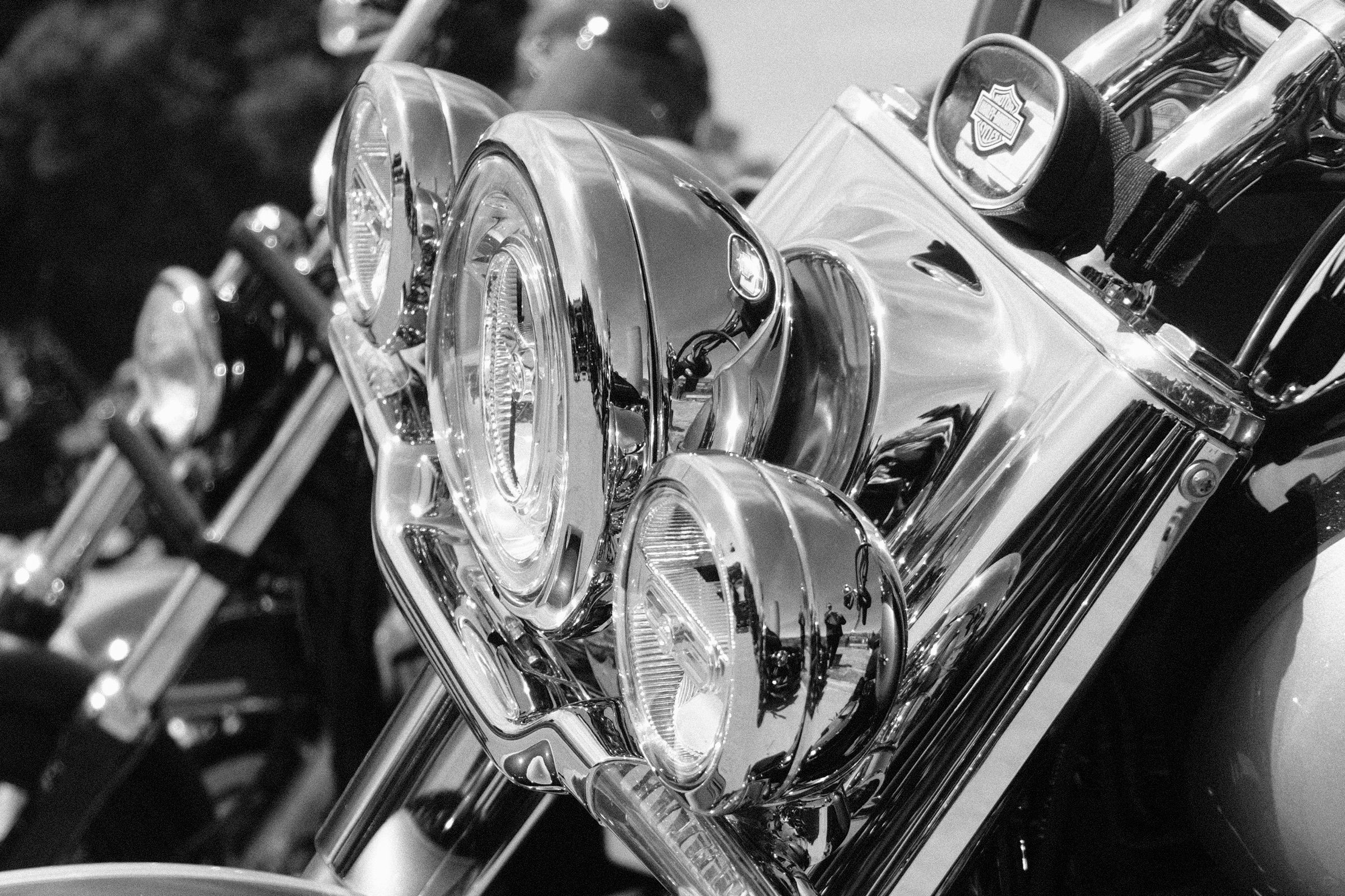 Faróis cromados das Harley alinhadas