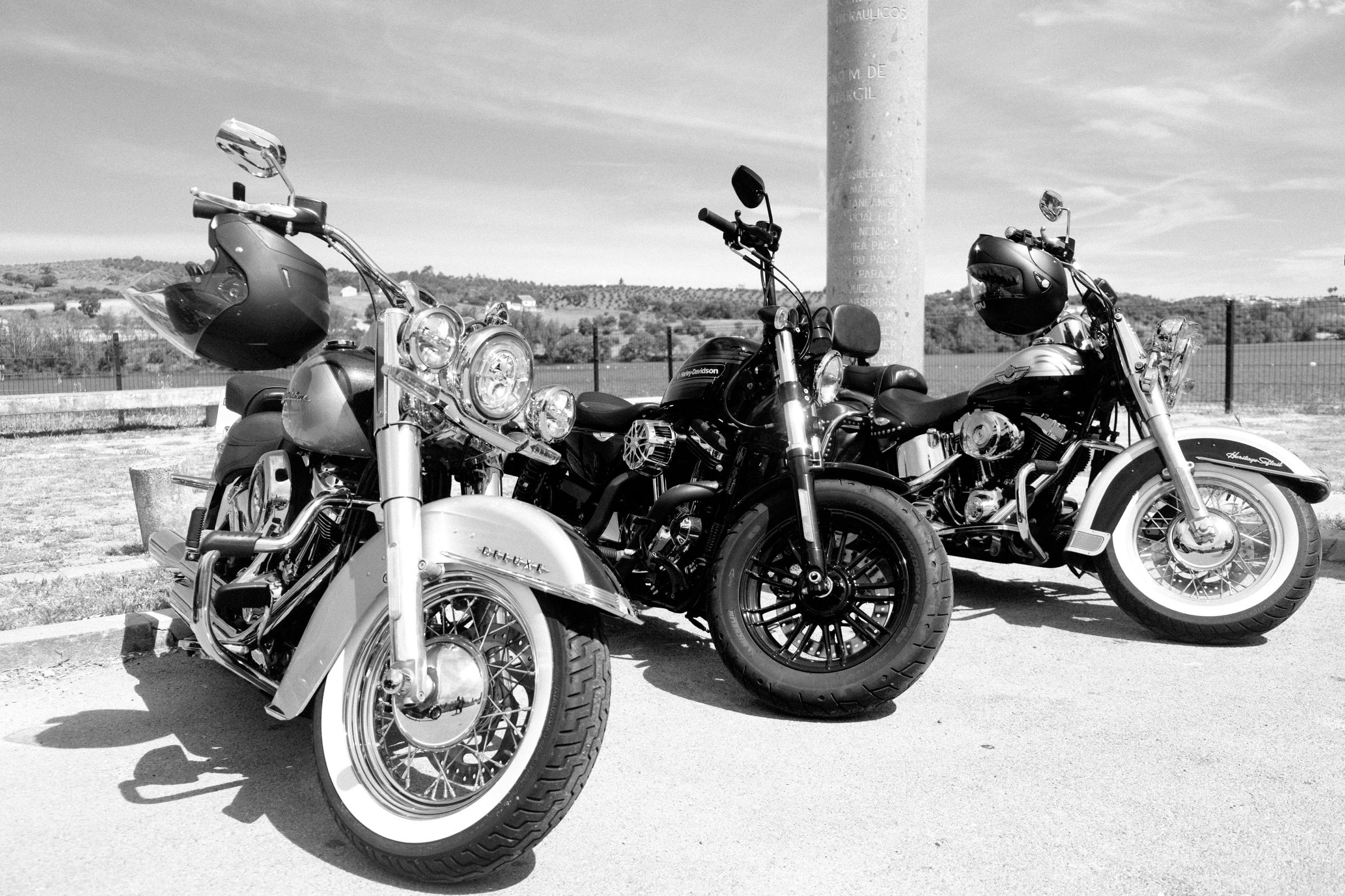 Três Harley-Davidson estacionadas num passeio do chapter