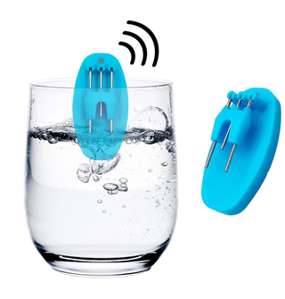 A blue, oval-shaped liquid level indicator in a glass of water