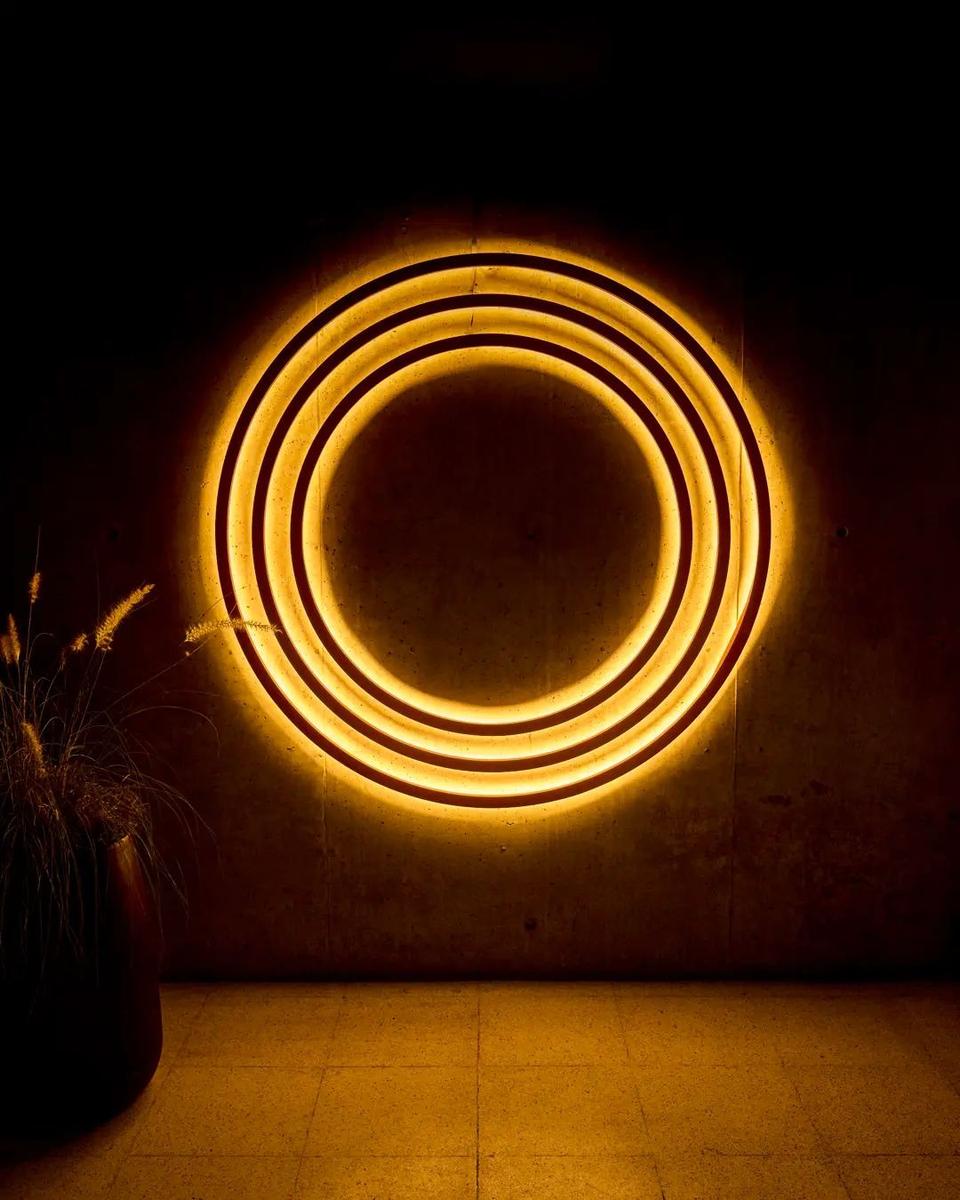 Anillo de luz cálida en Somma Bar