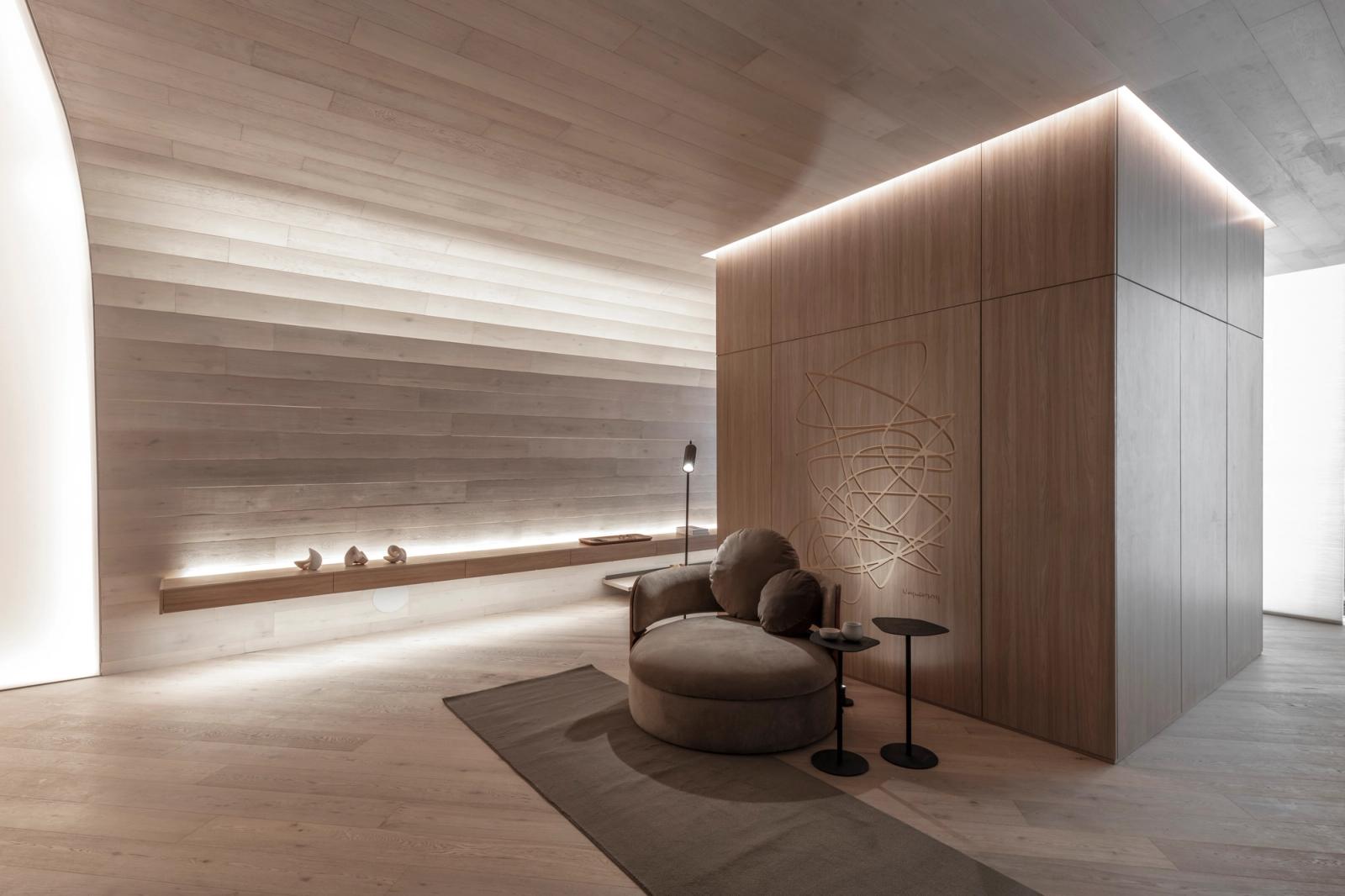Espacio de Wellness en Casa FOA 2024: sillón bajo un techo curvo de madera con líneas de luz