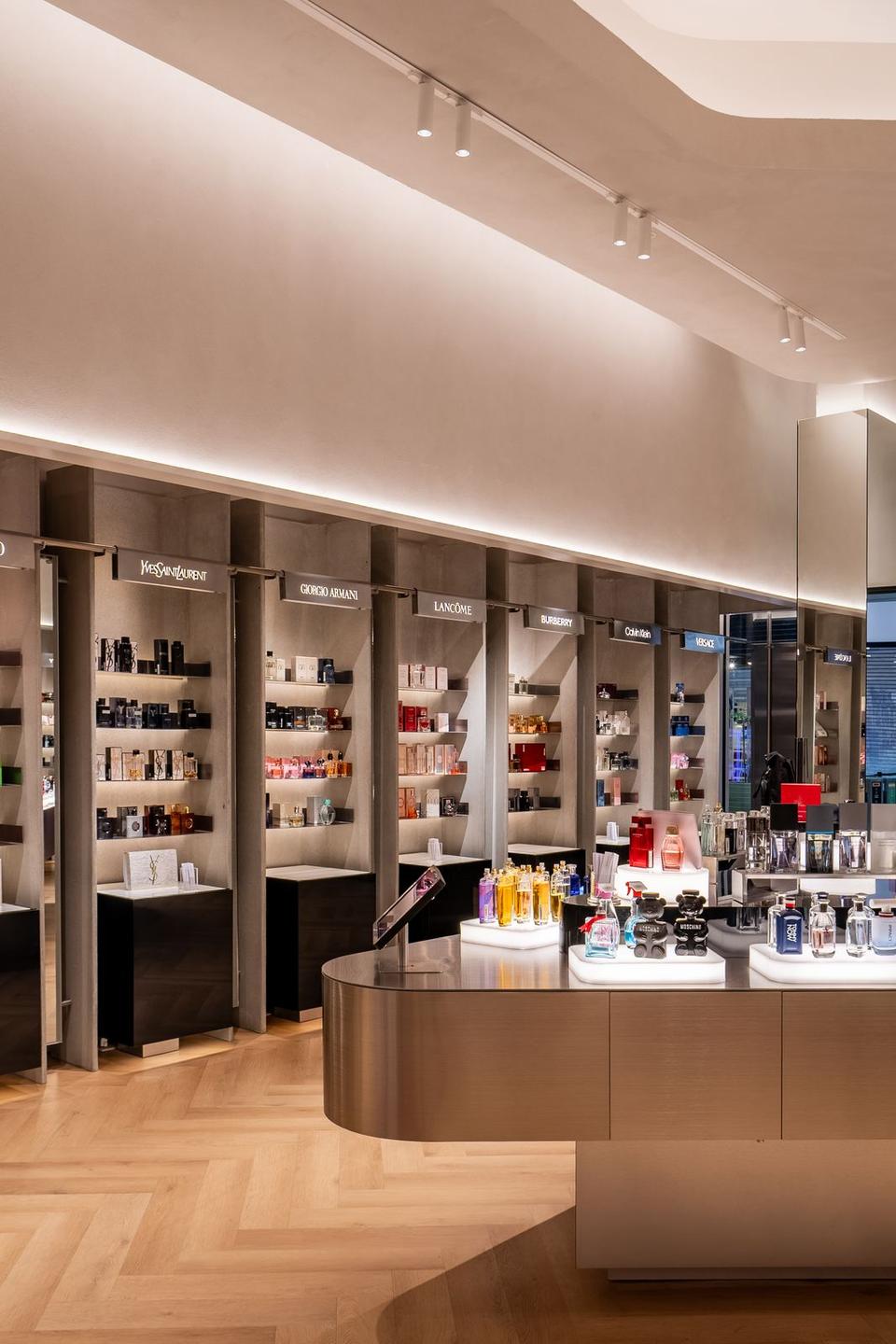Góndolas iluminadas en Parfumerie