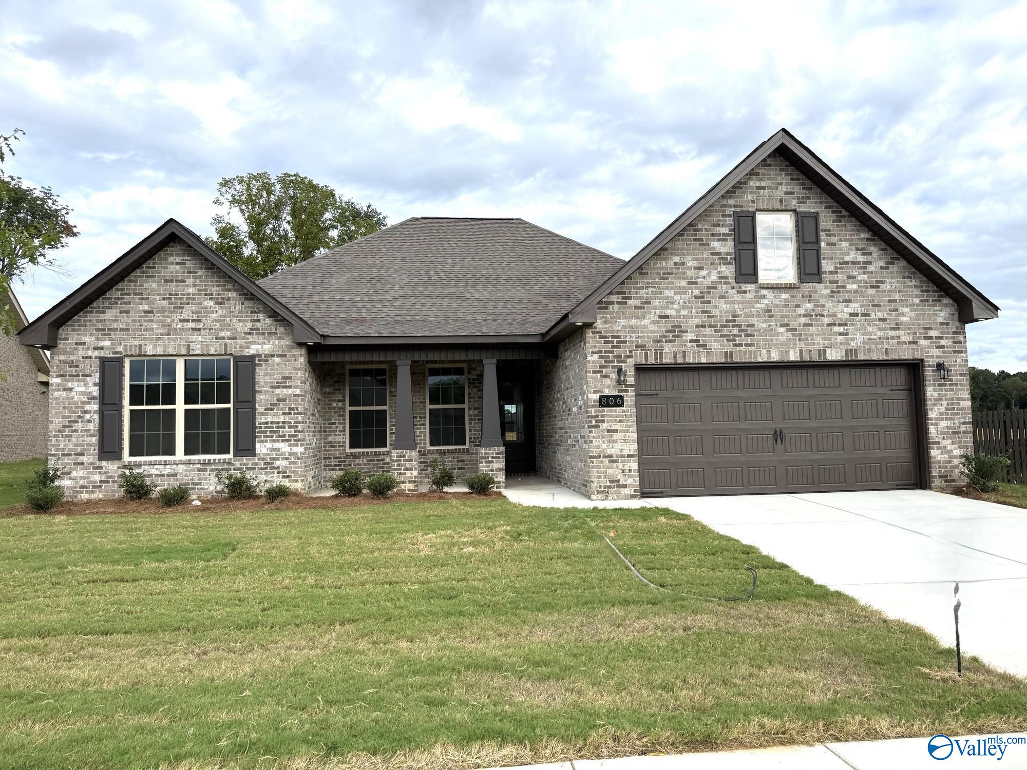 Single-story brick Rockford floor plan by Davidson Homes with 2-car garage in Cain Park, Hartselle, Alabama.