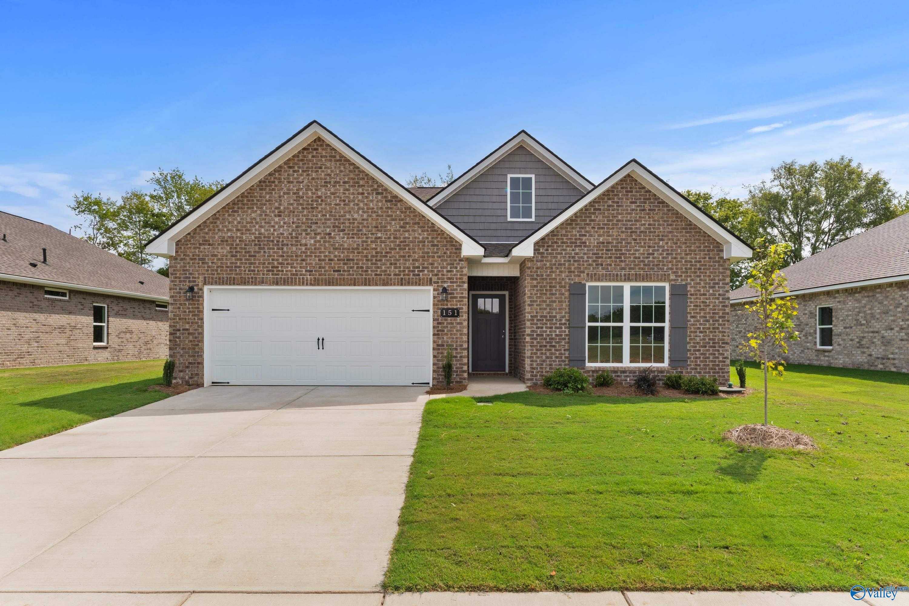 Brick single-story home with 2-car garage, driveway, and manicured lawn in Ivy Hills, Toney, Alabama - Davidson Homes Franklin C