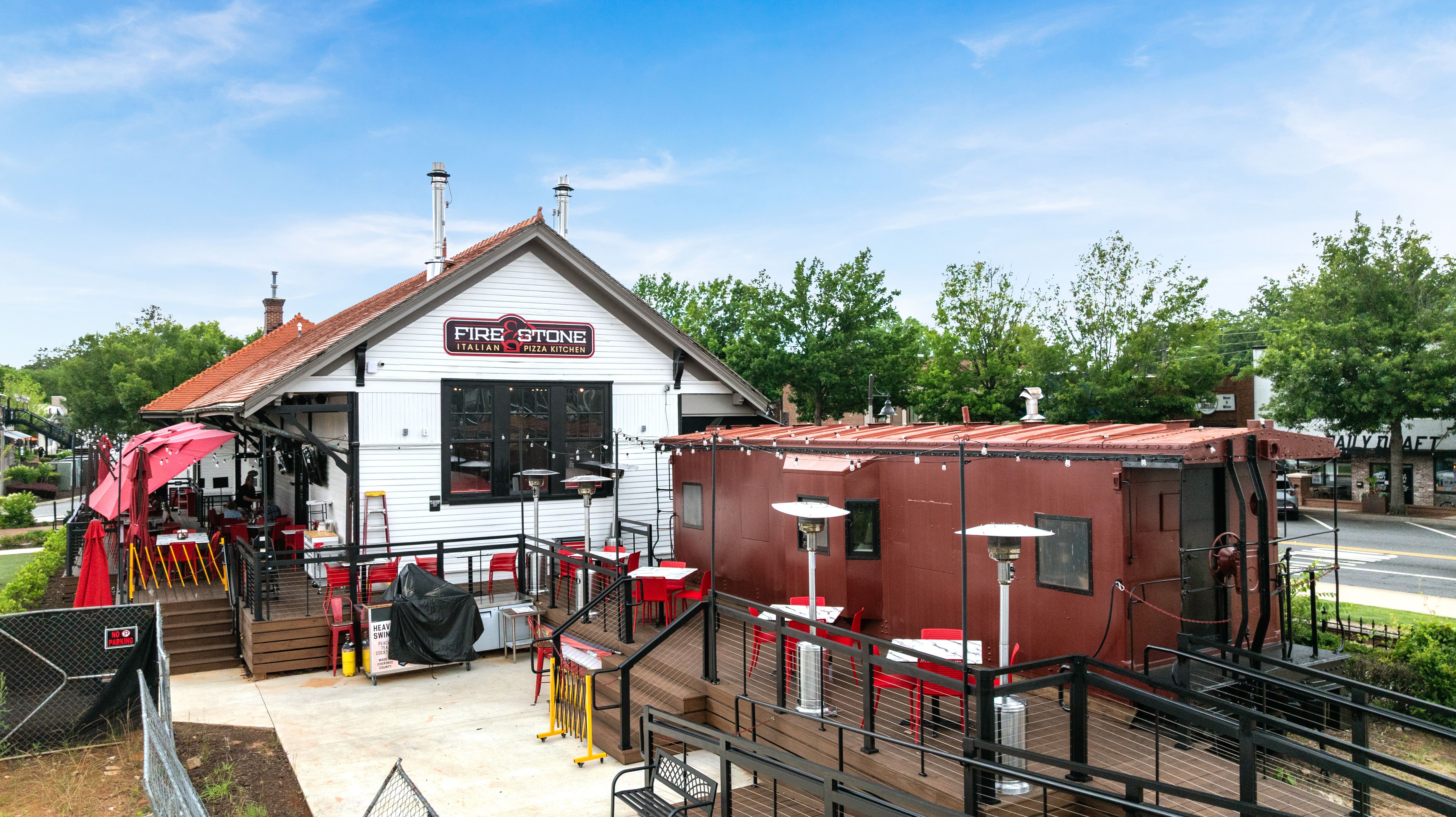 Outdoor patio dining at Fire Stone Italian Pizza Kitchen in Downtown Woodstock, GA near Grafton Trace.