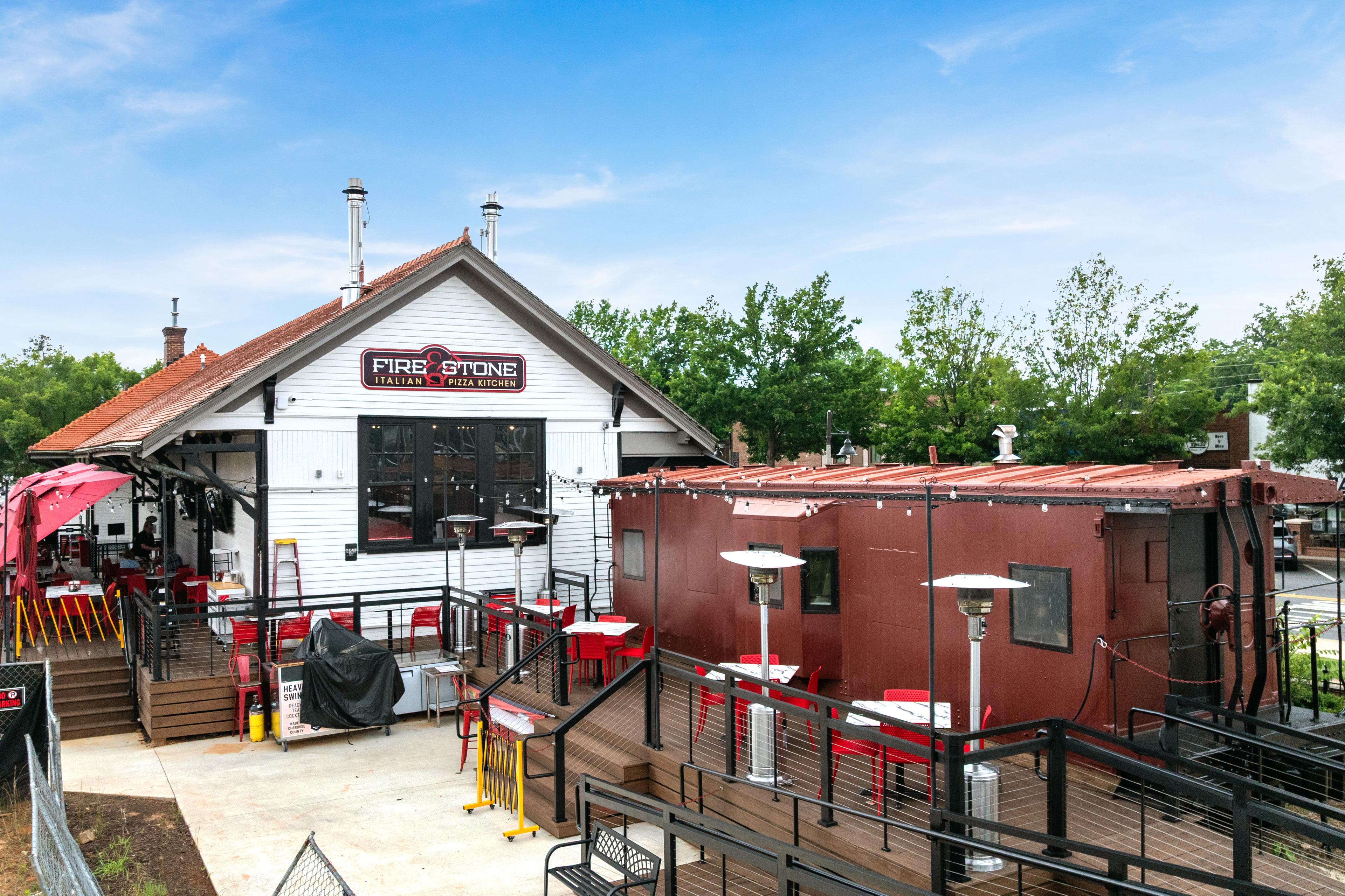 Outdoor patio dining at Fire Stone Italian Pizza Kitchen in Downtown Woodstock, GA near Grafton Trace.