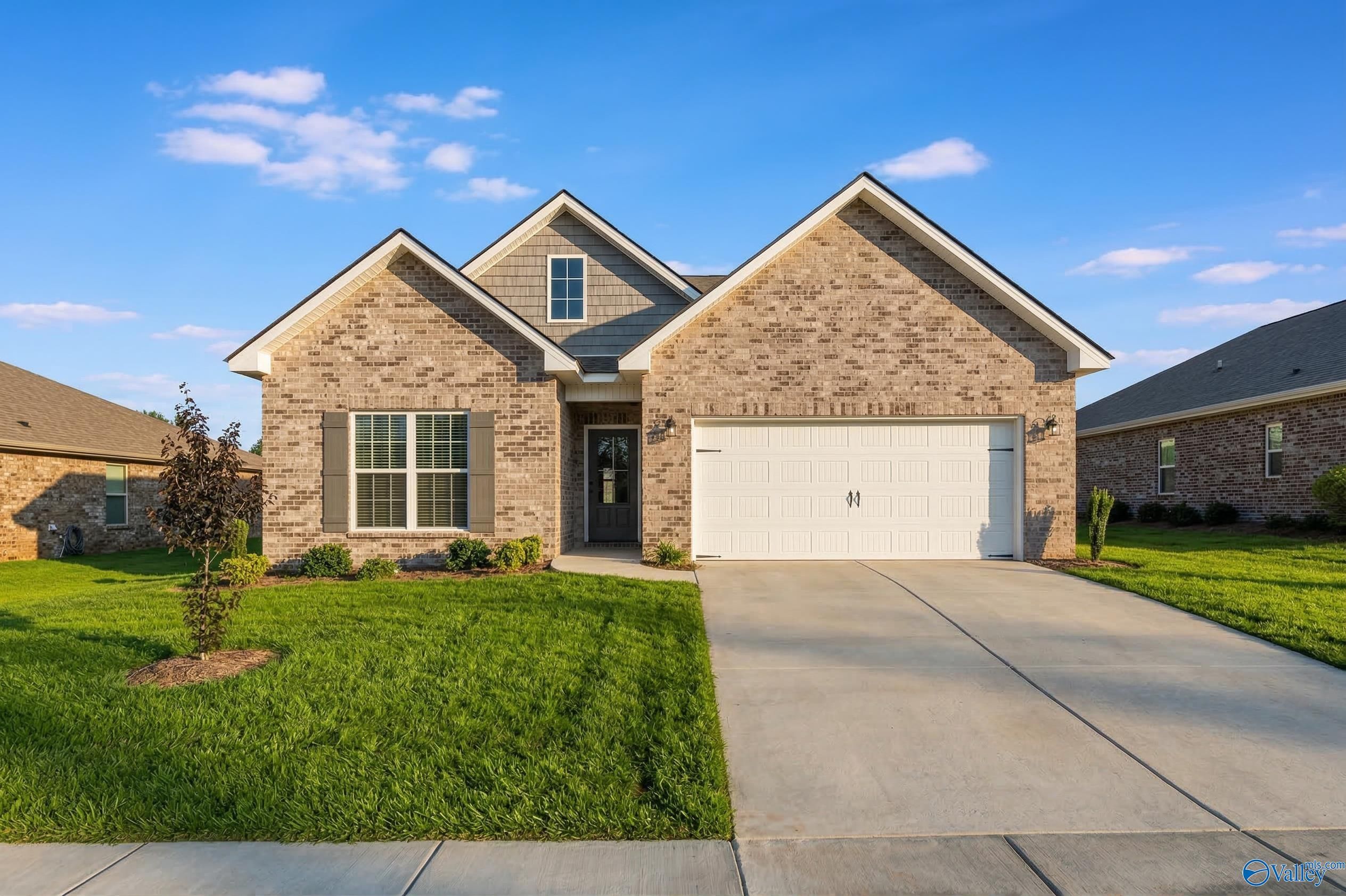 Brick single-story home with gabled roof, 2-car garage, and manicured lawn in Flint Meadows, New Market, Alabama - Davidson Homes The Franklin C