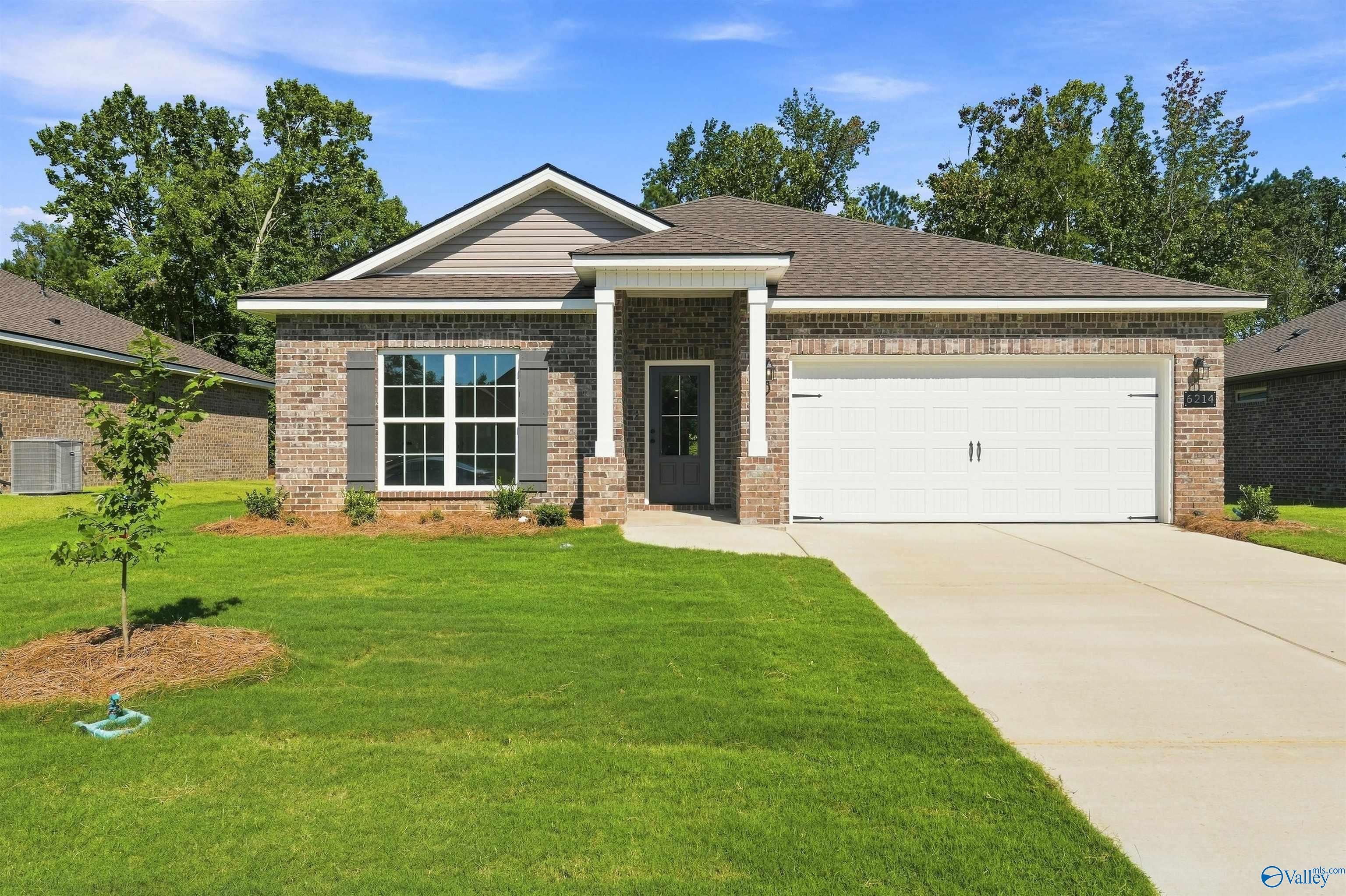 The Daphne floor plan by Davidson Homes, a 1-story brick house with 2-car garage in Spragins Cove, Huntsville, Alabama.