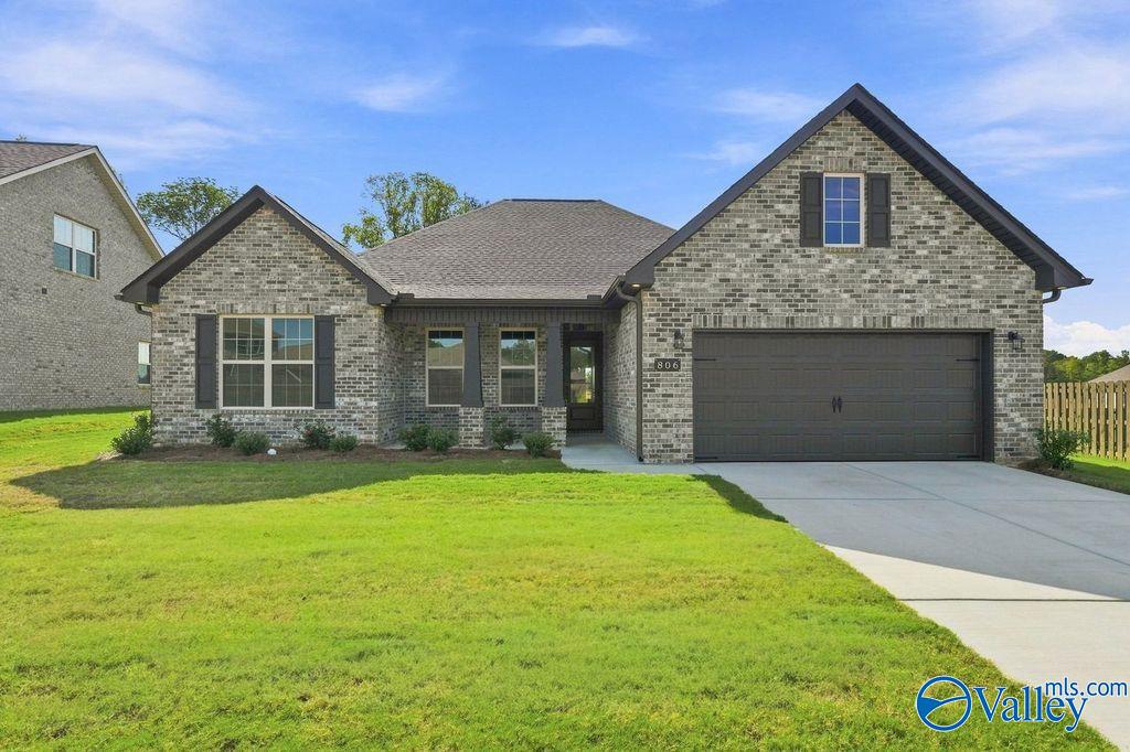 The Rockford floor plan by Davidson Homes, a 1-story brick house with a 2-car garage in Cain Park, Hartselle, Alabama.