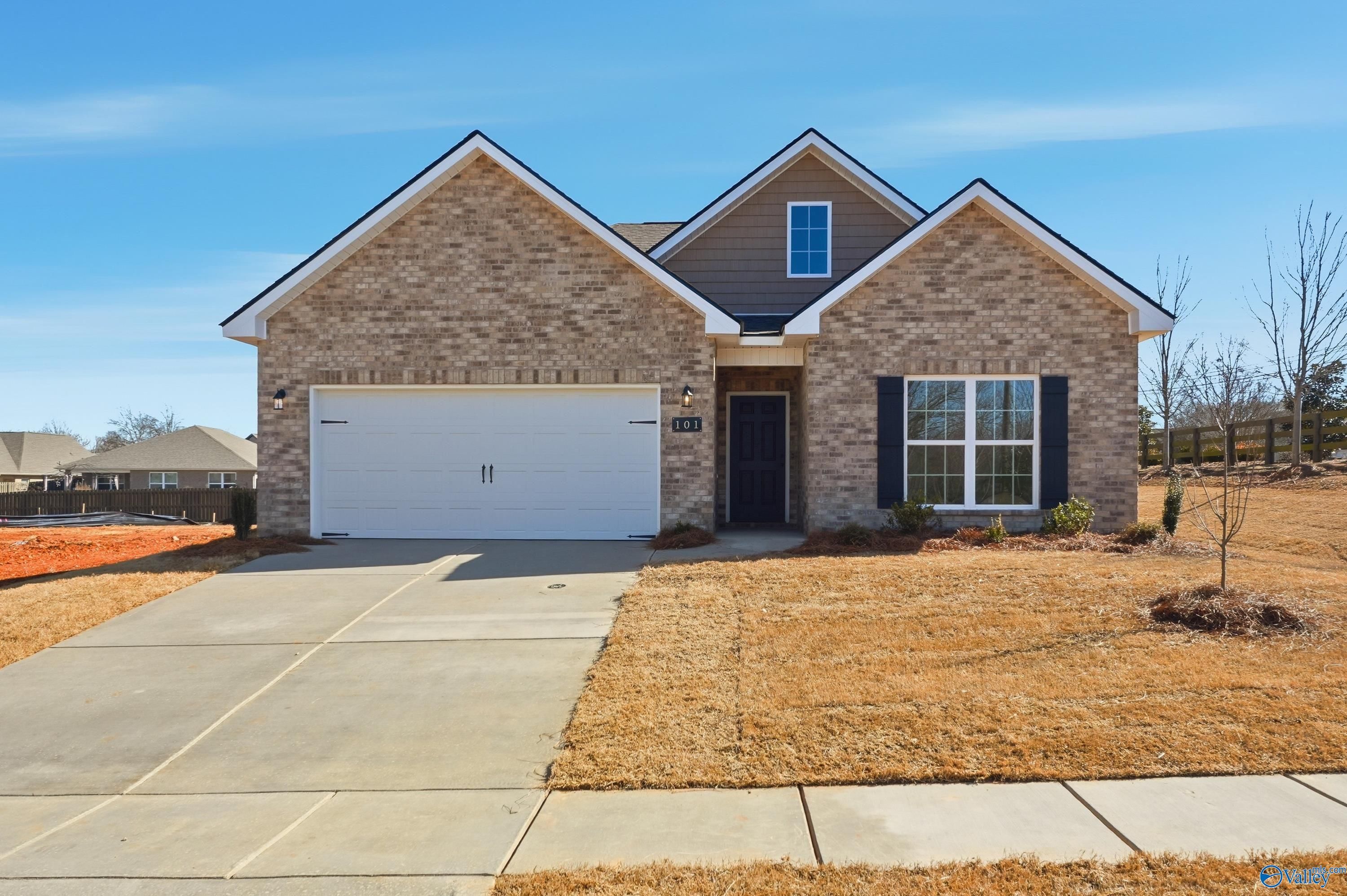 Modern brick ranch home with 2-car garage and gabled roof in Flint Meadows, New Market, Alabama - Davidson Homes Franklin C