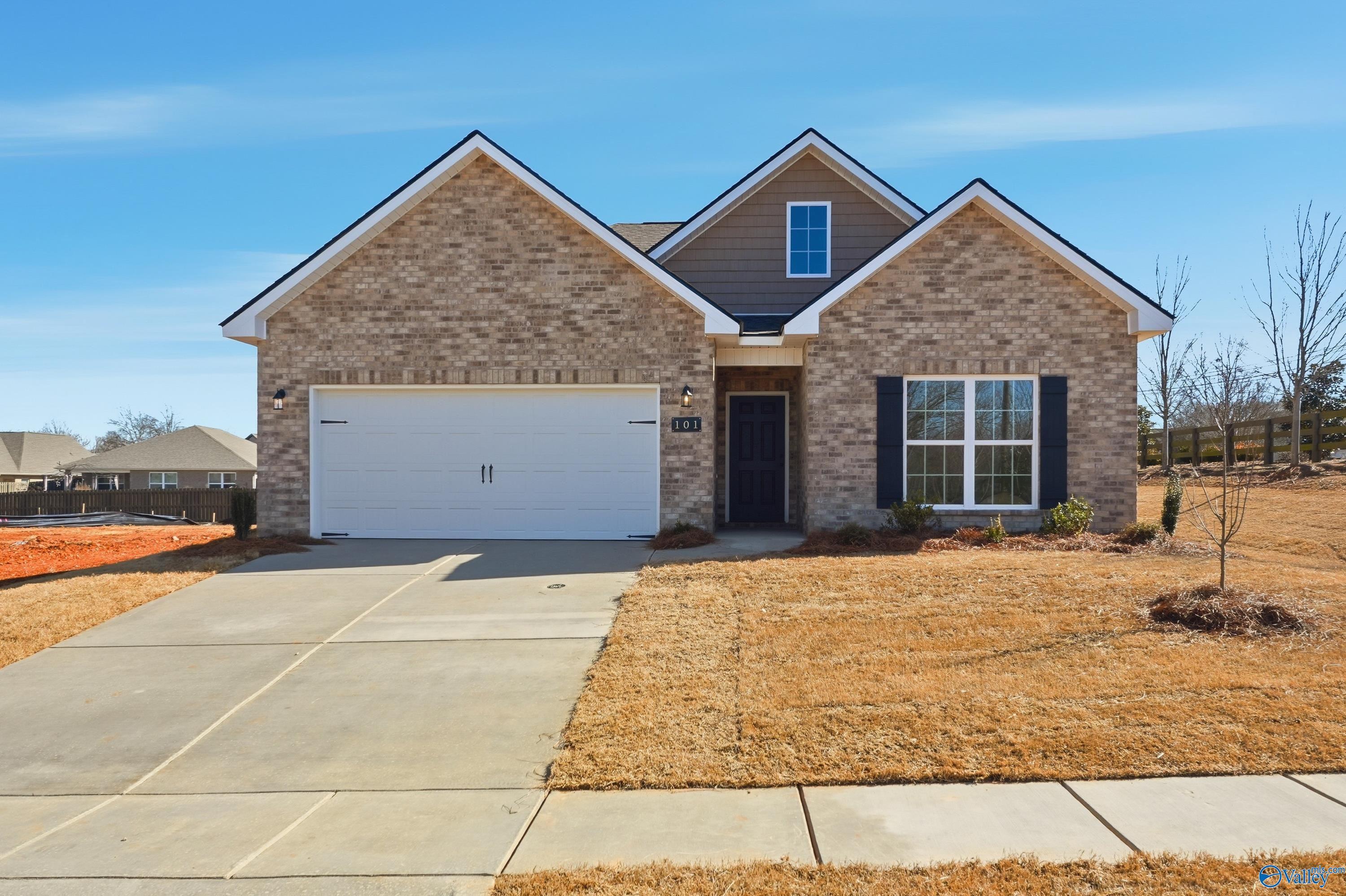 Modern brick ranch home with 2-car garage and gabled roof in Flint Meadows, New Market, Alabama - Davidson Homes Franklin C