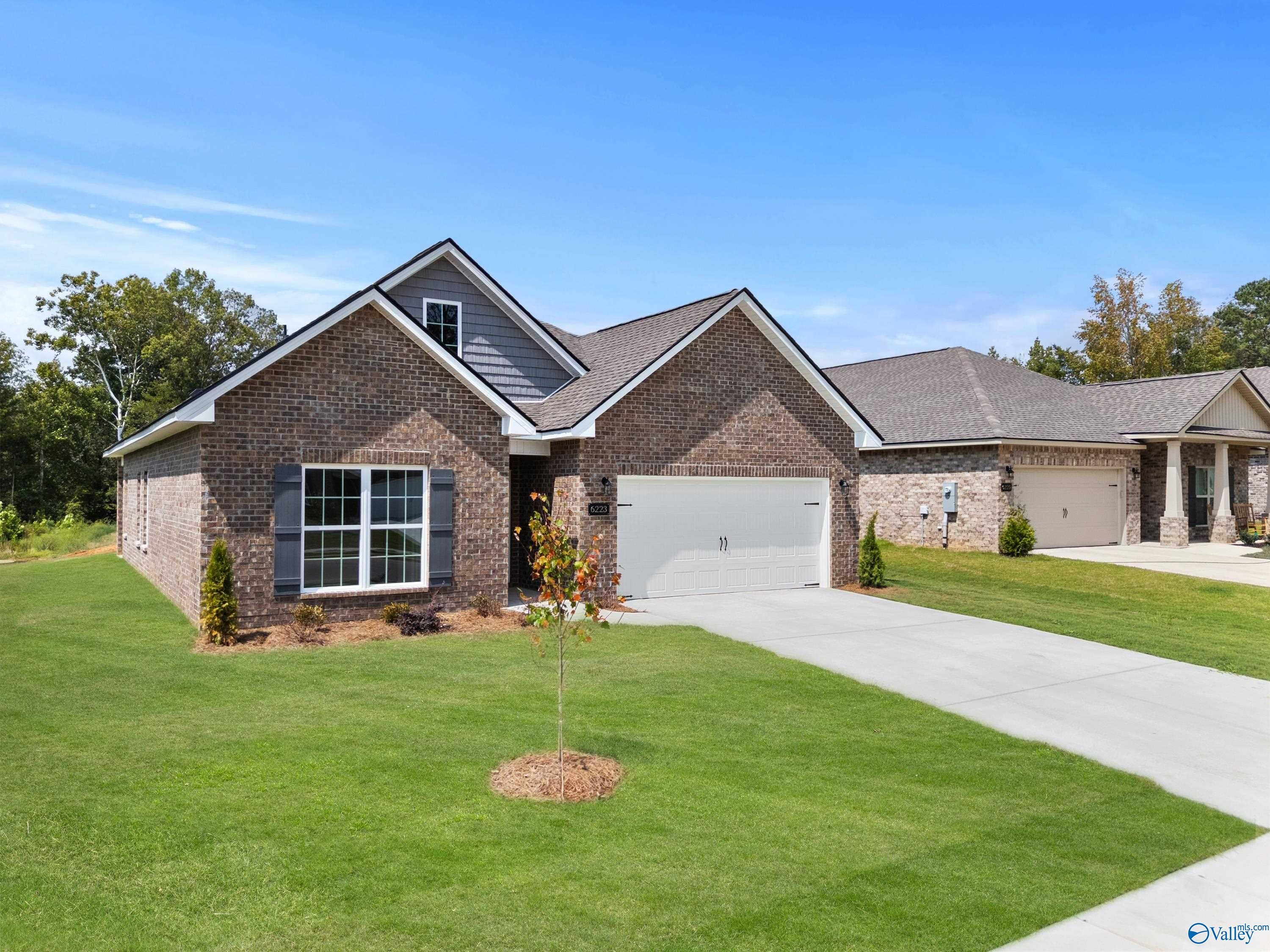 Brick single-story home with 2-car garage, gabled roof, and lush green lawn in Spragins Cove, Huntsville, Alabama - Davidson Homes Franklin C