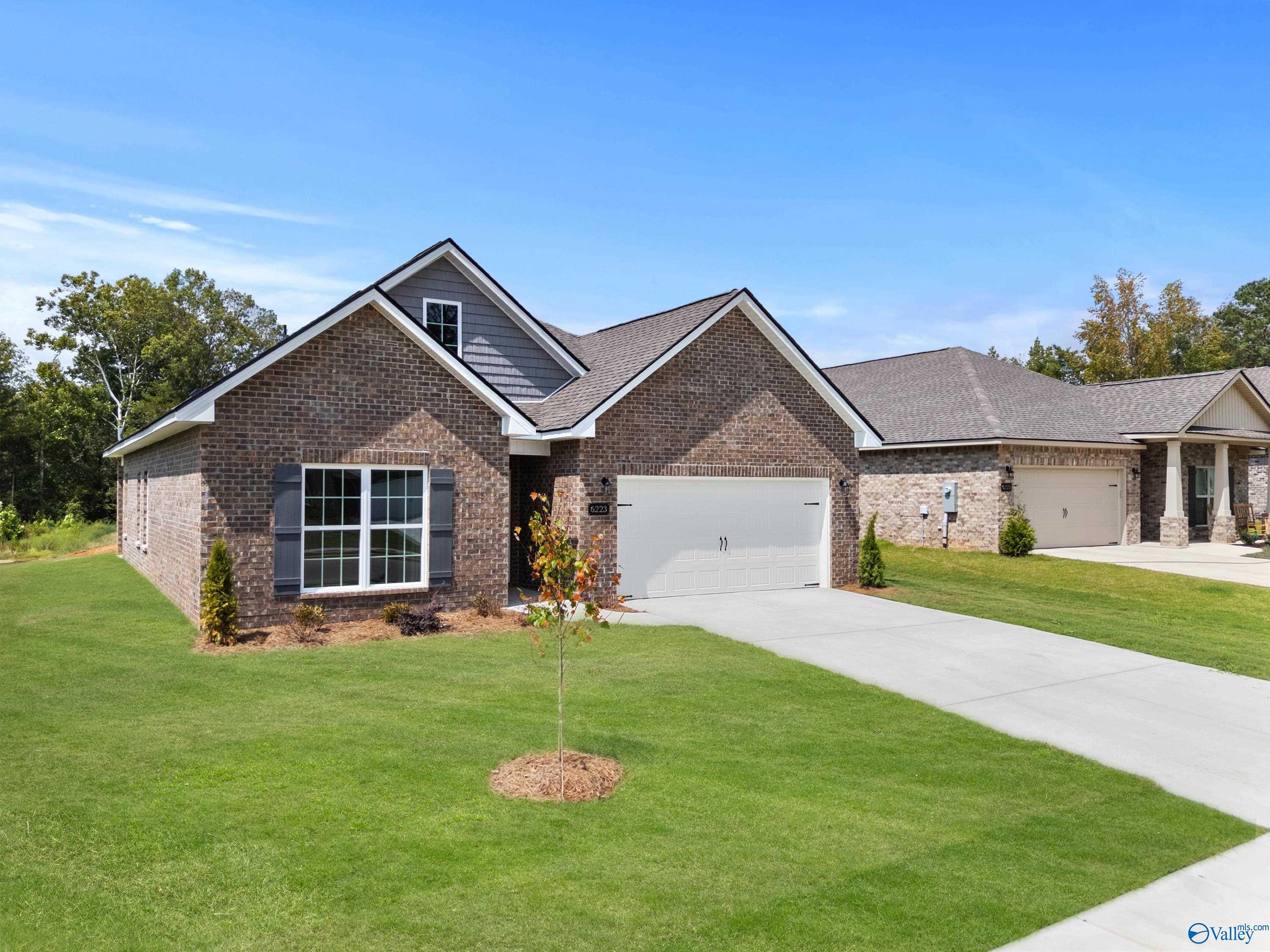 Brick single-story home with 2-car garage, gabled roof, and lush green lawn in Spragins Cove, Huntsville, Alabama - Davidson Homes Franklin C