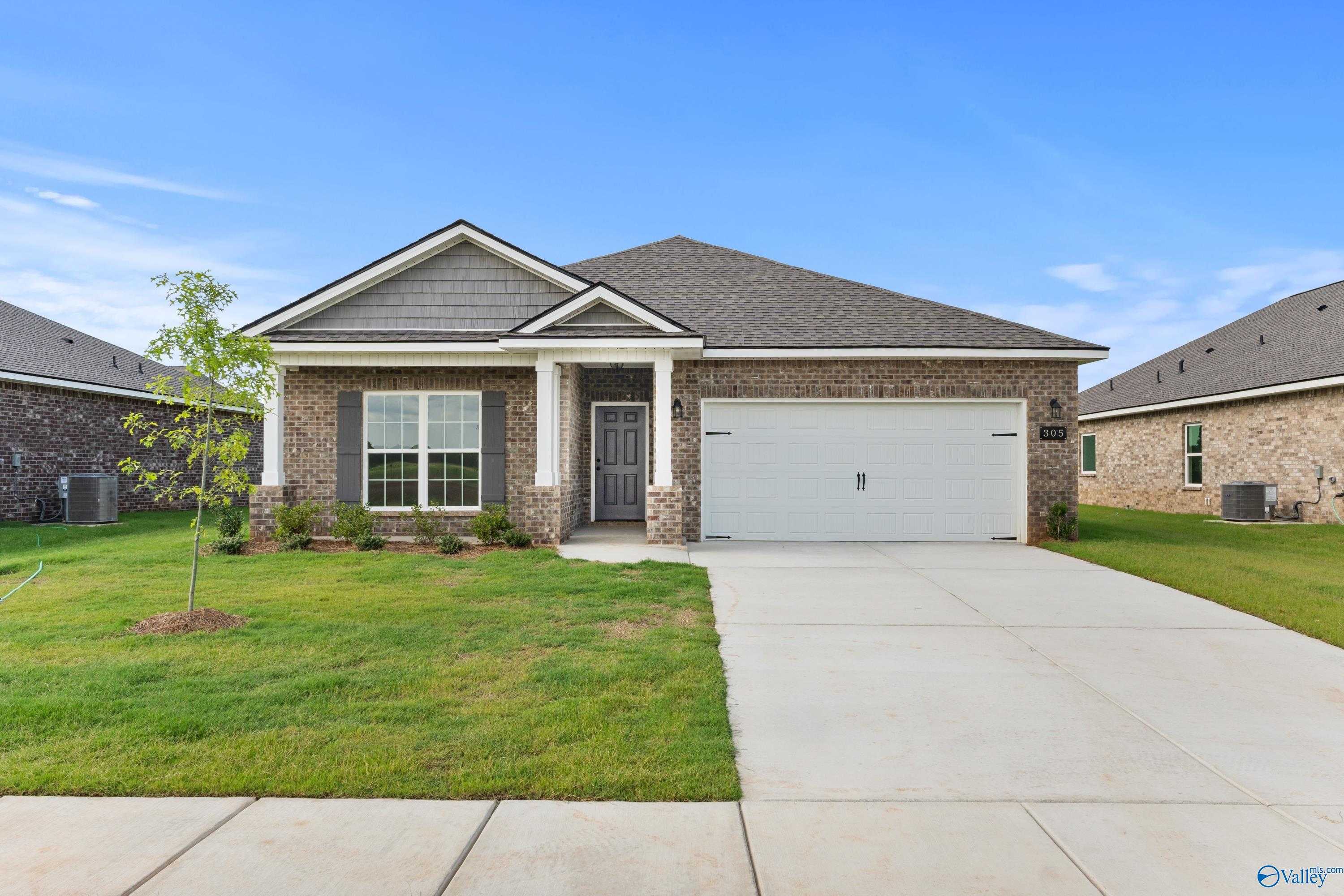 Modern 1-story brick home with 2-car garage, driveway, and lush front lawn in Clearview, Hazel Green, Alabama - Davidson Homes Franklin B
