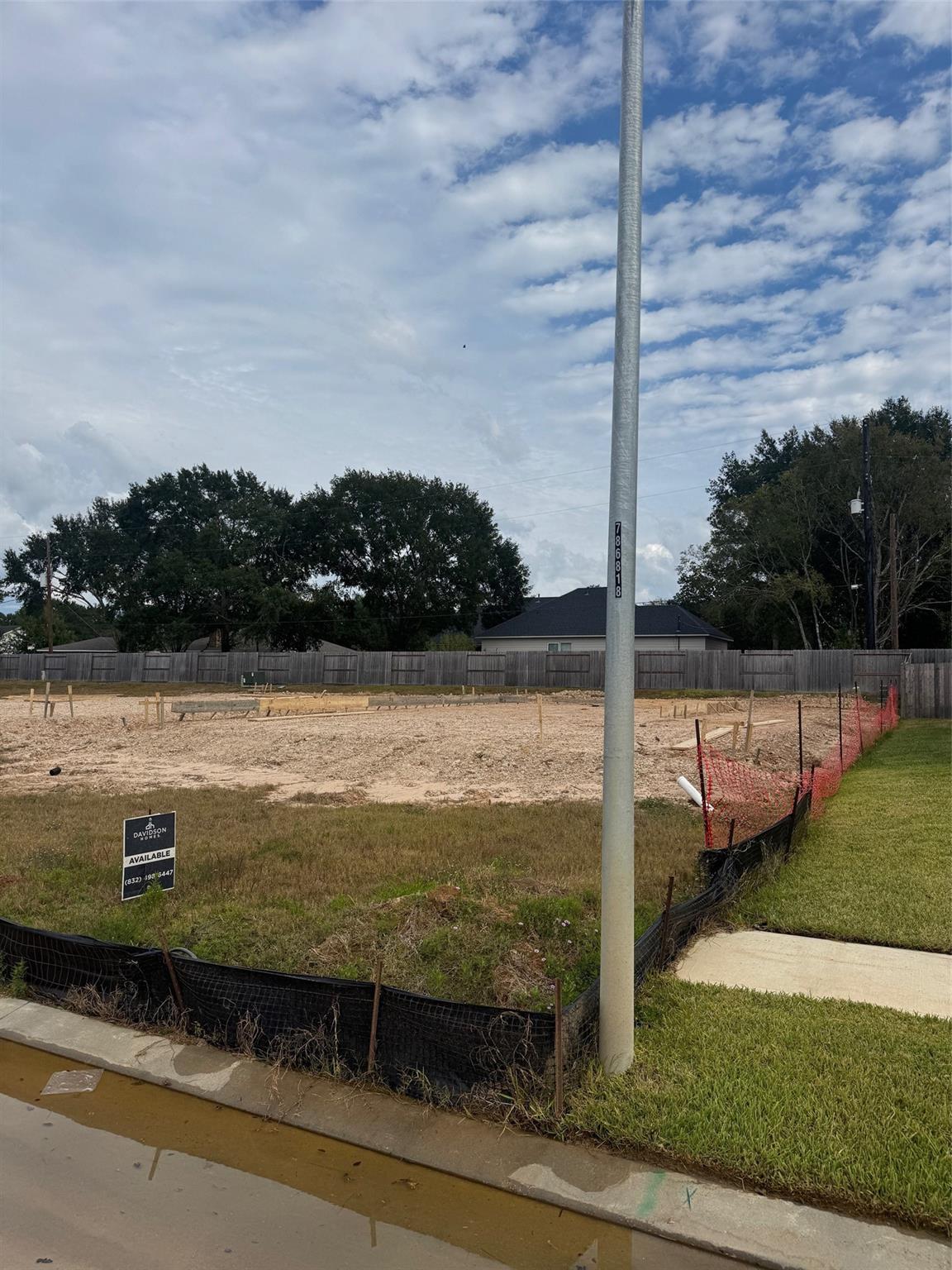 Vacant residential lot for The Sabine E floor plan by Davidson Homes in Windmill Estates, Magnolia, Texas.
