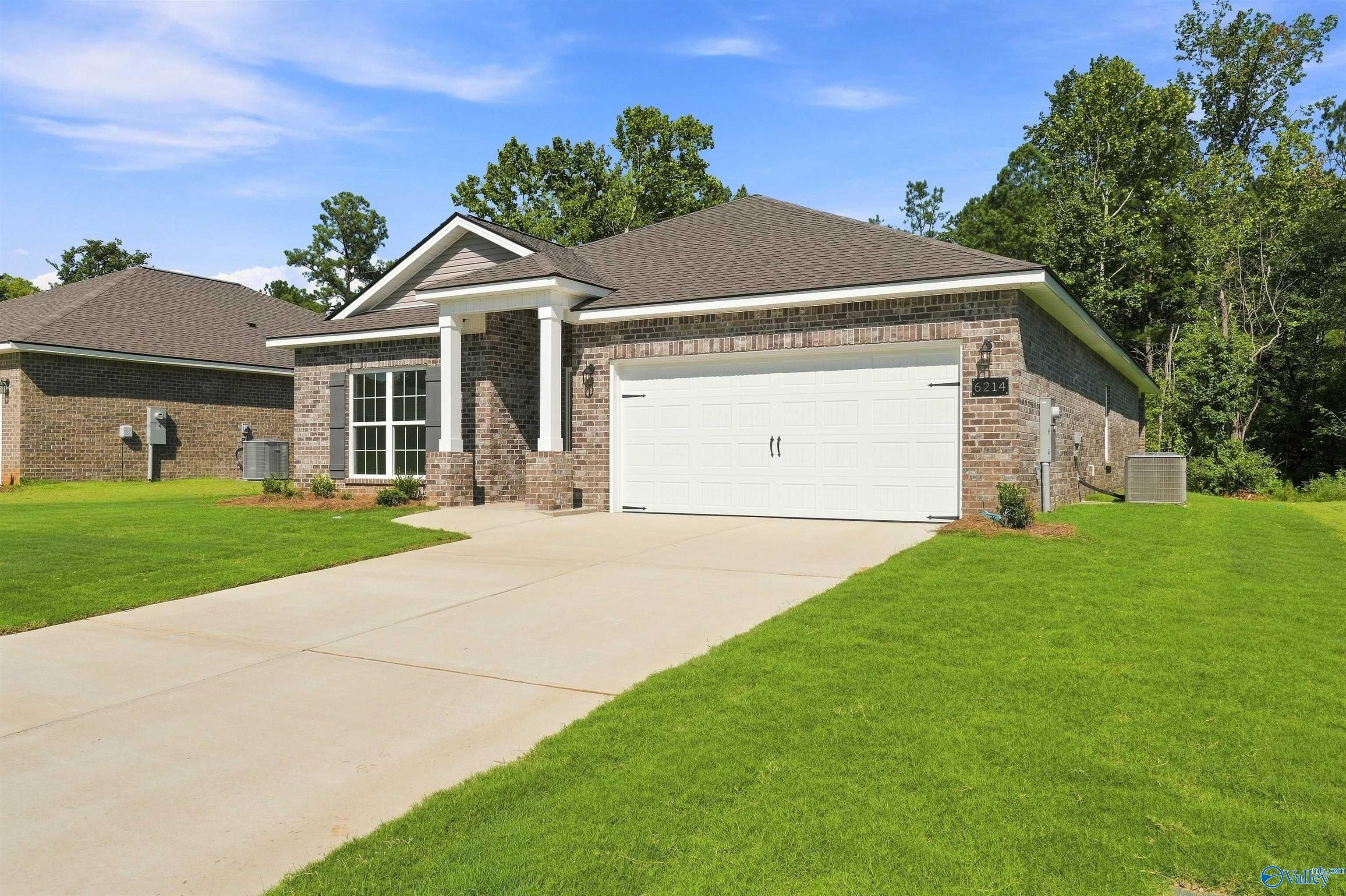 The Daphne floor plan by Davidson Homes: 1-story brick exterior with 2-car garage in Spragins Cove, Huntsville, Alabama.