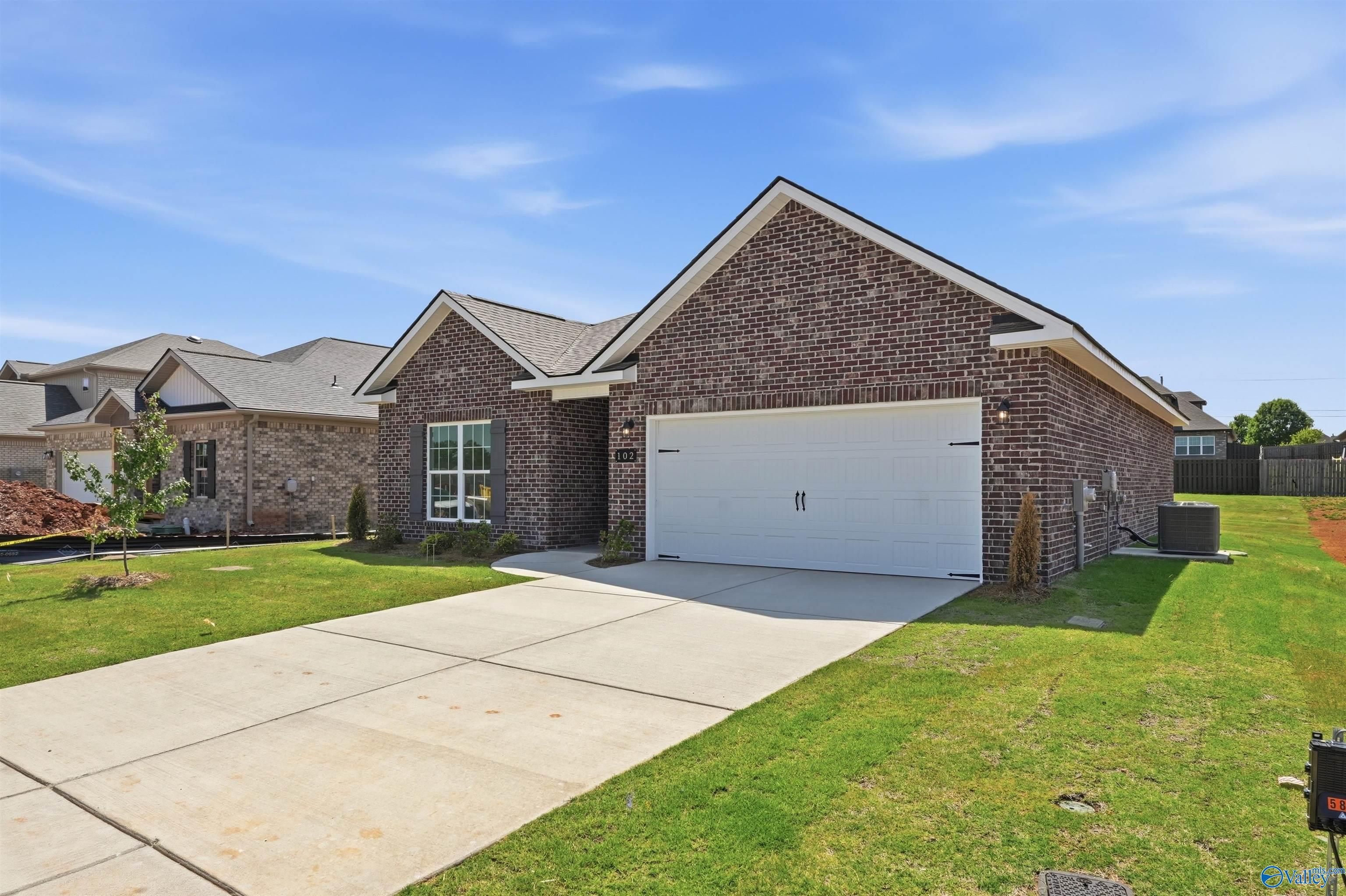The Franklin C floor plan by Davidson Homes: a 1-story, 3-bedroom brick house with 2-car garage in Lynn Meadows, AL.