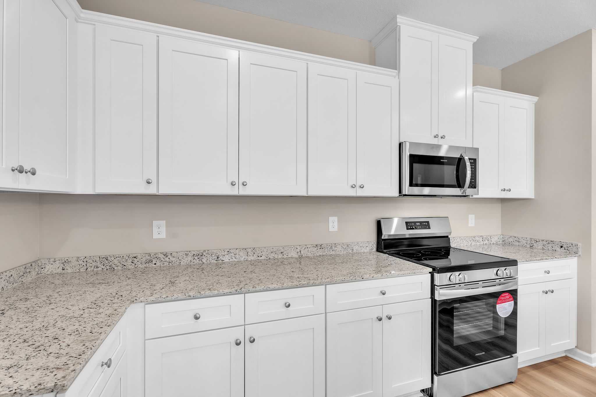 Modern kitchen with white shaker cabinets, granite countertops, stainless steel appliances in Anderson Lakes, Opelika Alabama