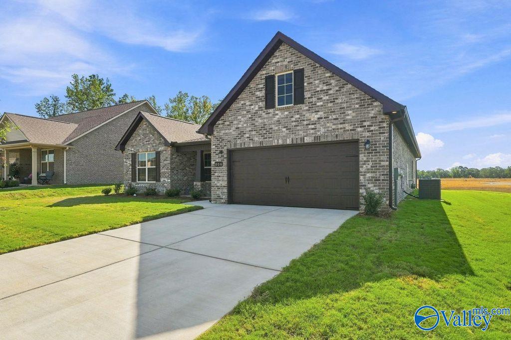 The Rockford floor plan by Davidson Homes in Cain Park, Hartselle, AL, featuring a 1-story brick exterior and 2-car garage.