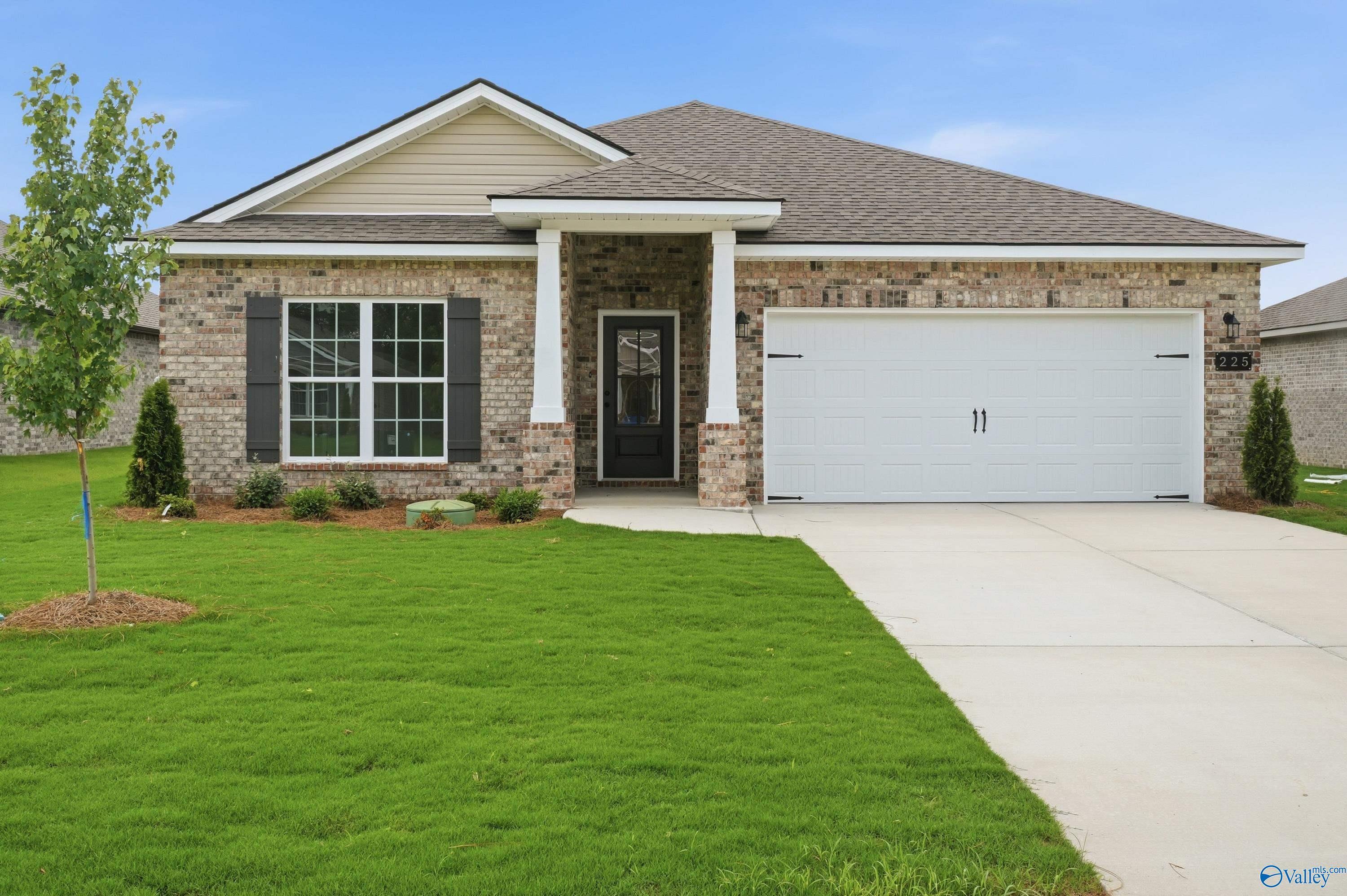 The Daphne floor plan by Davidson Homes: 1-story, 4-bedroom brick house with 2-car garage in Lynn Meadows, Meridianville, AL.