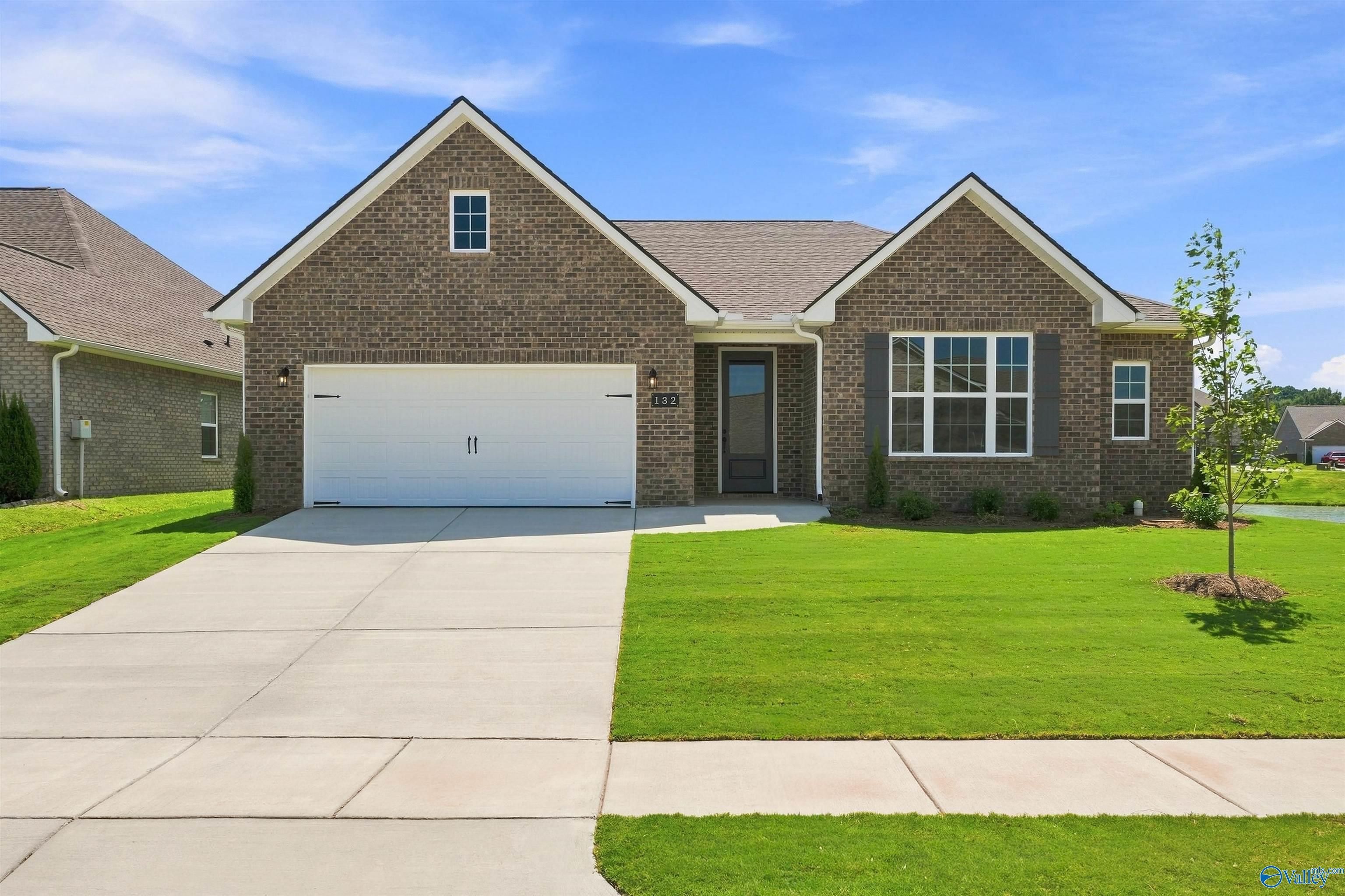 1-story brick Montgomery floor plan by Davidson Homes with 2-car garage in Kendall Downs, Toney, Alabama.
