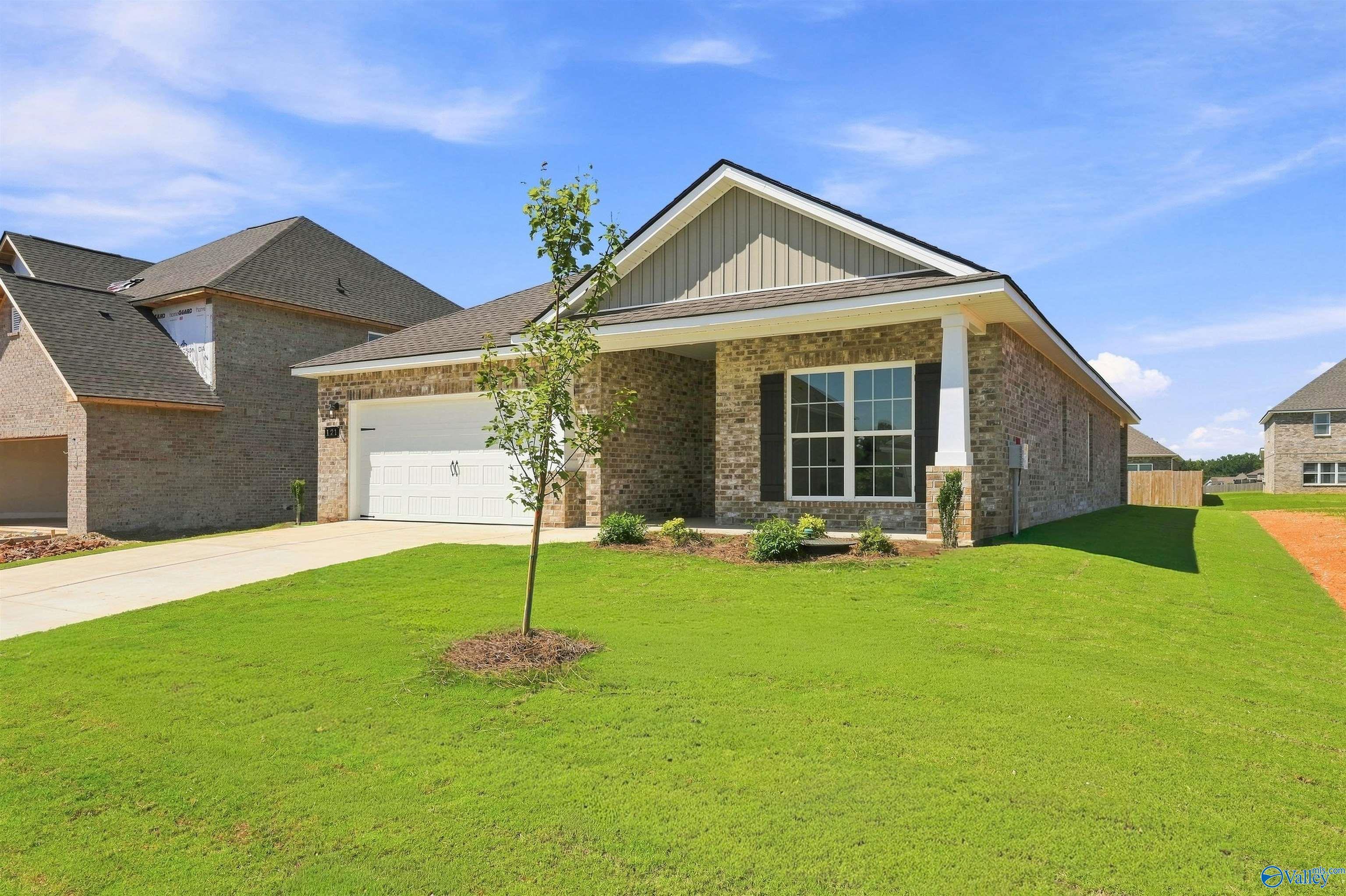Brick single-story home with 2-car garage and covered porch in Ivy Hills, Toney, Alabama — Davidson Homes Everett B plan