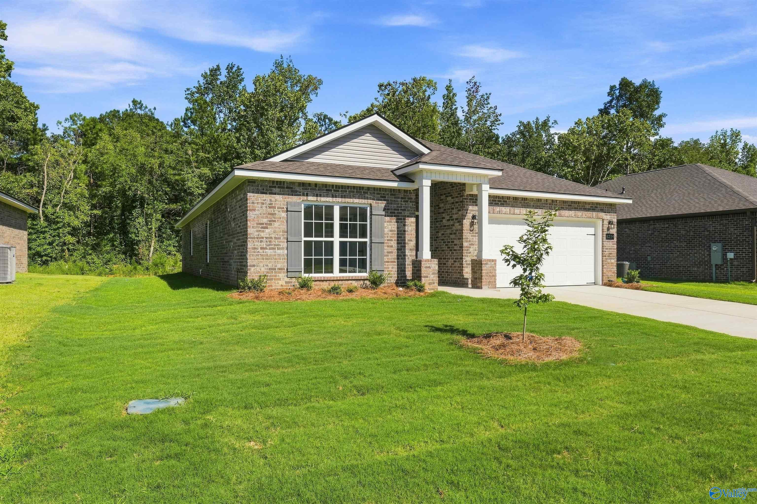 Single-story 4-bedroom Davidson Homes Daphne floor plan with brick exterior and 2-car garage in Spragins Cove, Huntsville.