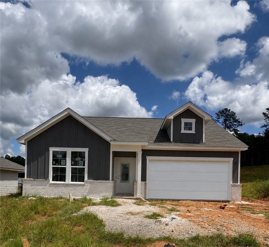 New construction 1-story Phoenix D floor plan home with 2-car garage in Anderson Lakes, Opelika, Alabama.