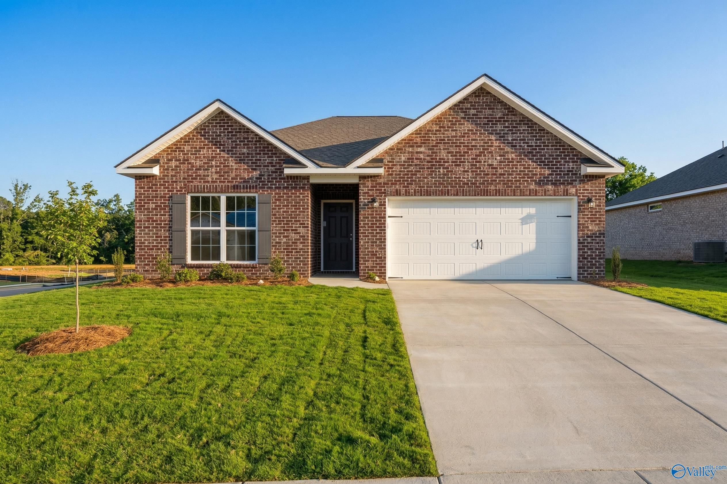 The Asheville C floor plan by Davidson Homes: 1-story, 3-bedroom brick house with 2-car garage in Spragins Cove, Huntsville.
