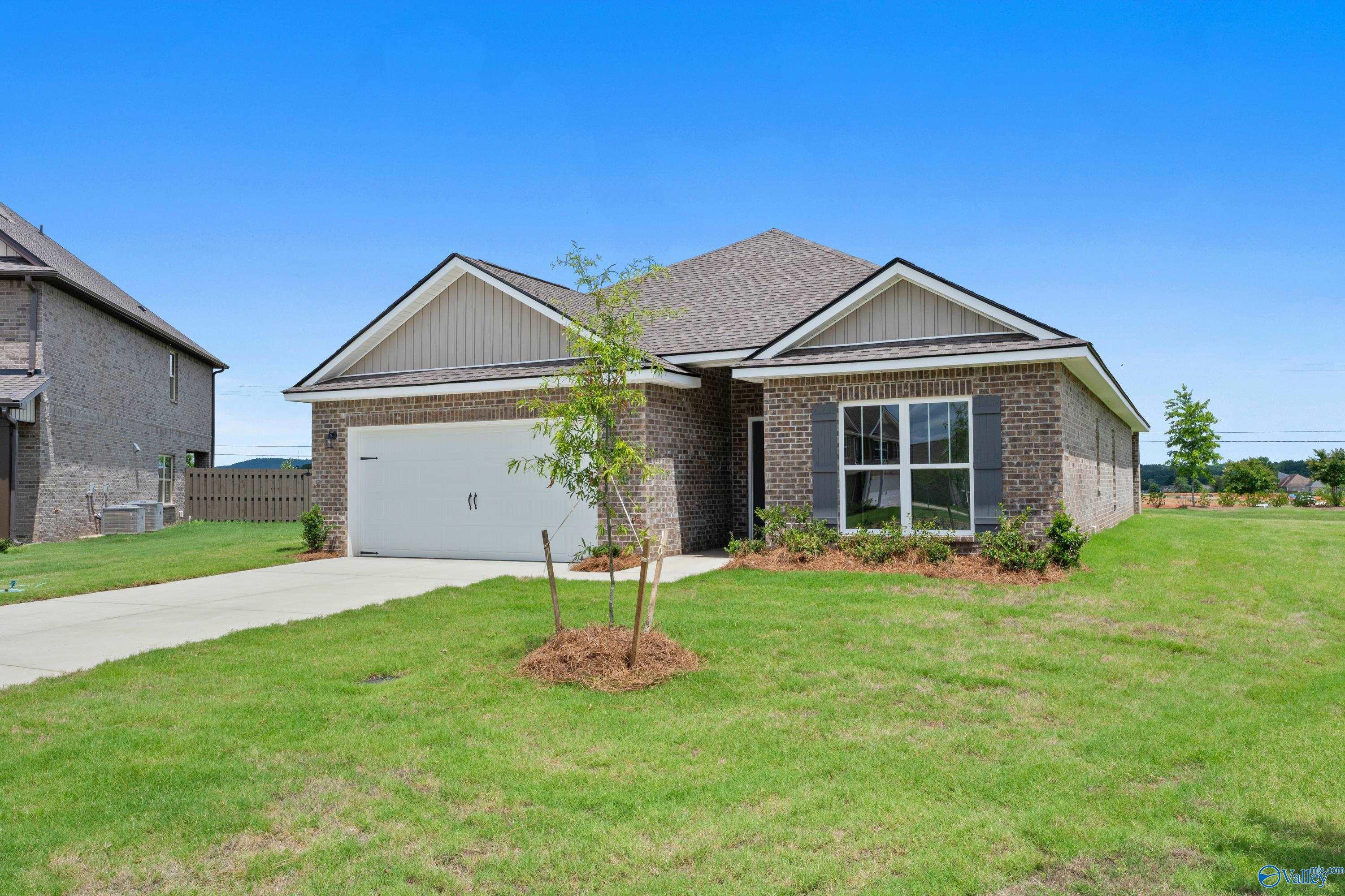 Single-story 4-bedroom Everett B floor plan by Davidson Homes with 2-car garage in The Meadows, Athens, Alabama.