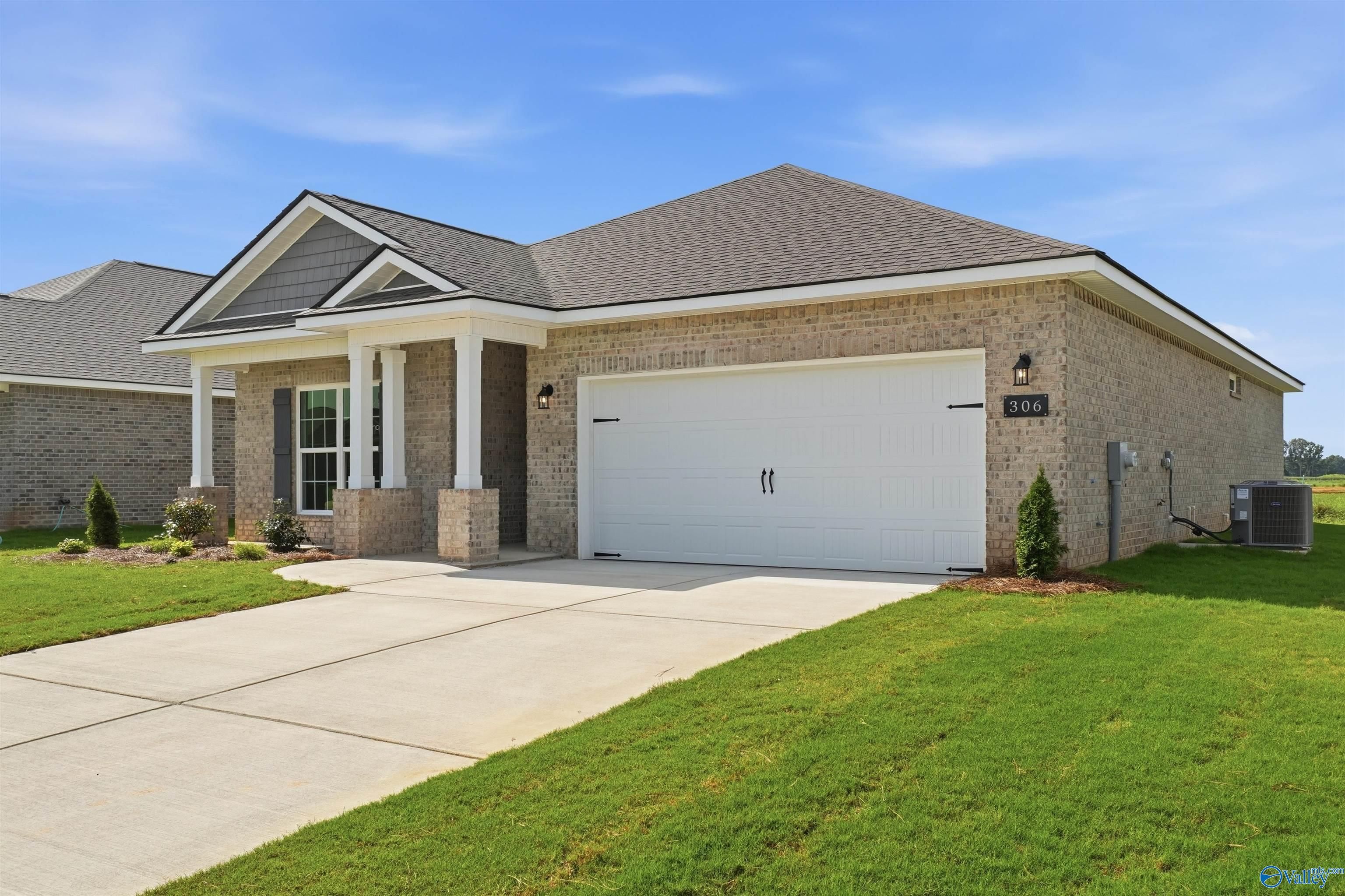 The Franklin B floor plan by Davidson Homes, a 1-story, 3-bedroom, 2-bath house with a 2-car garage in Clearview, Alabama.