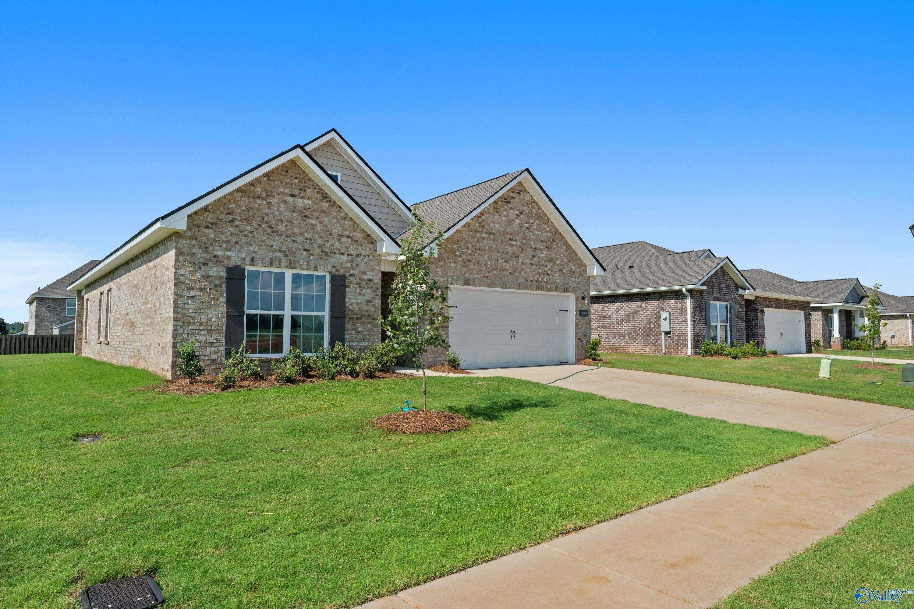 Brick single-story home with 2-car garage, driveway, and green lawn in Clearview, Hazel Green, Alabama - Davidson Homes Franklin C