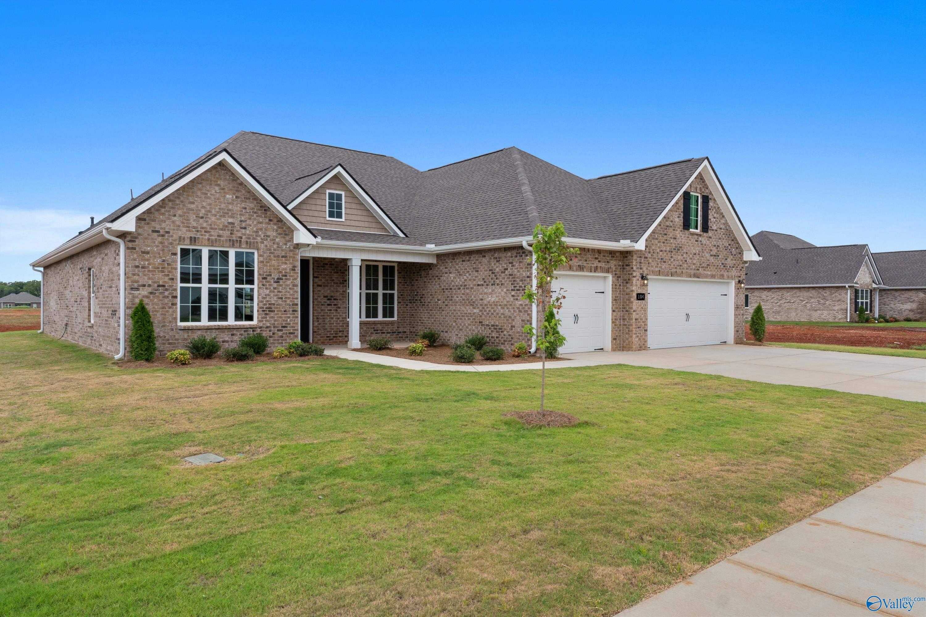 Modern 1-story brick ranch home with 2-car garage, front porch, and lush lawn in Briercreek, Meridianville, Alabama - Davidson Homes Finleigh