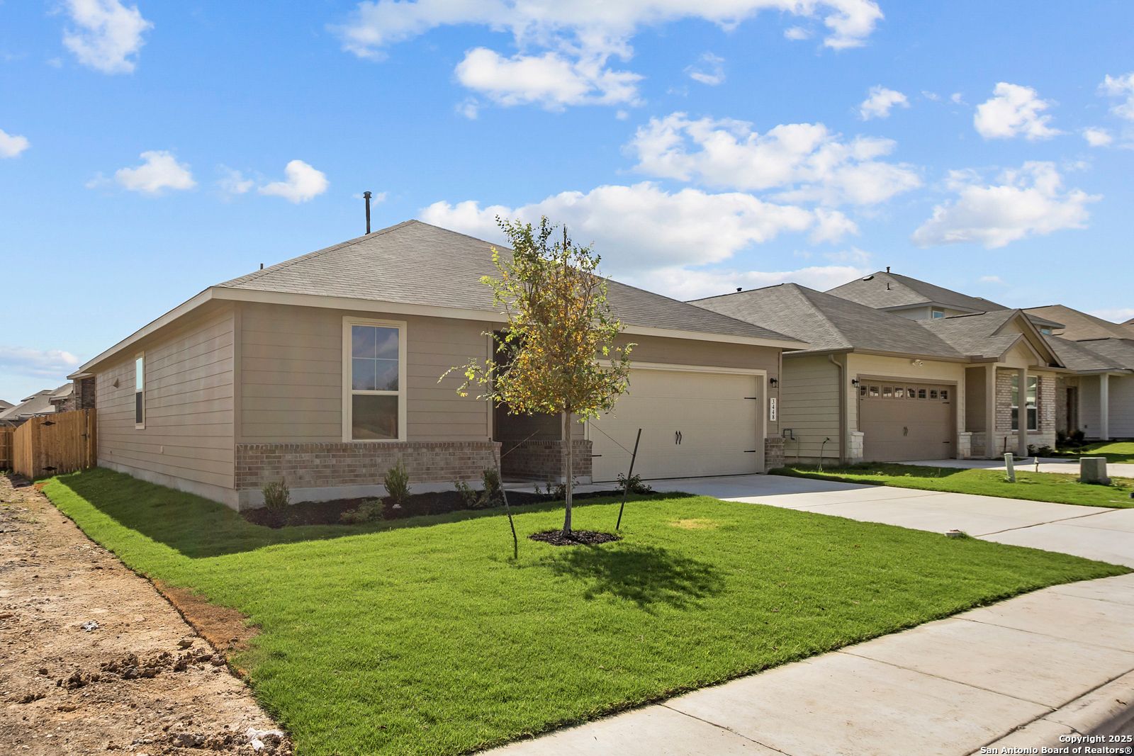 Modern 1-story 3-bedroom Davidson Homes The Asheville E with 2-car garage, green lawn, and young tree in Horizon Pointe, Converse, Texas