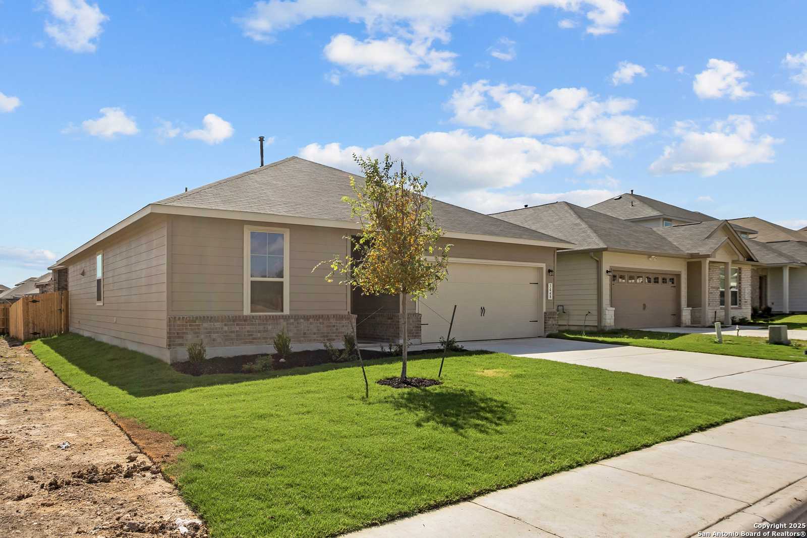Modern 1-story 3-bedroom Davidson Homes The Asheville E with 2-car garage, green lawn, and young tree in Horizon Pointe, Converse, Texas