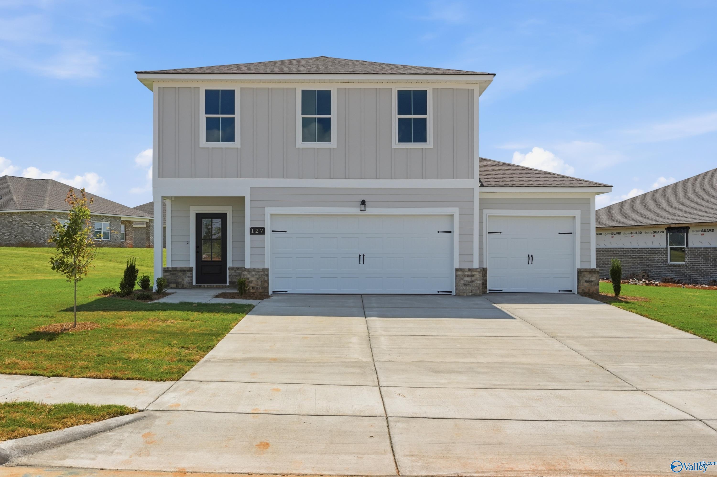 Two-story Davidson Homes Burton B floor plan with 2-car garage in Heritage Lakes, New Market, Alabama.