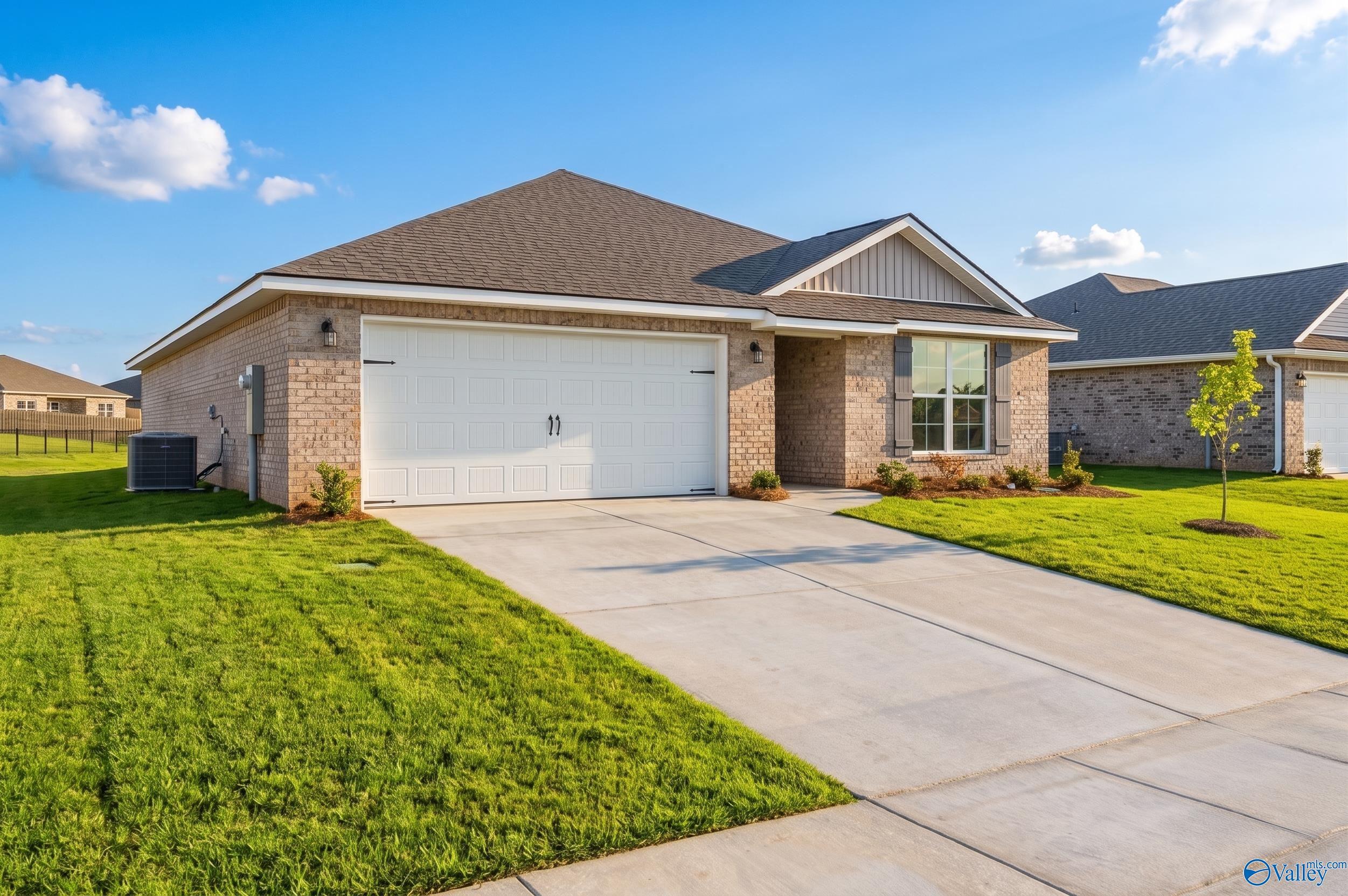 Single-story, 3-bedroom Franklin floor plan by Davidson Homes with 2-car garage in Heritage Lakes, New Market, Alabama.