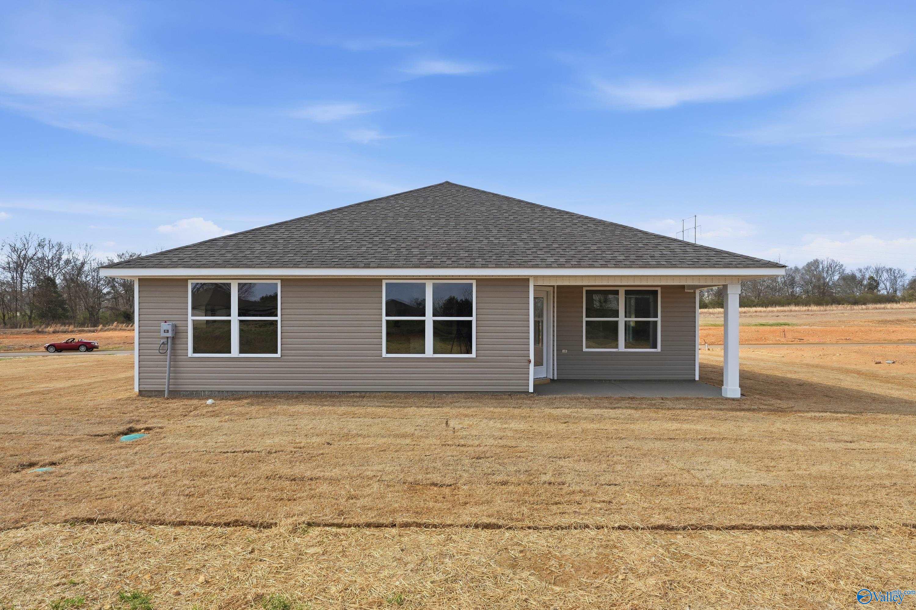 Modern 1-story taupe home with shingled roof, large windows, and columned porch in Chapel Hill, Athens, Alabama – Davidson Homes Franklin V