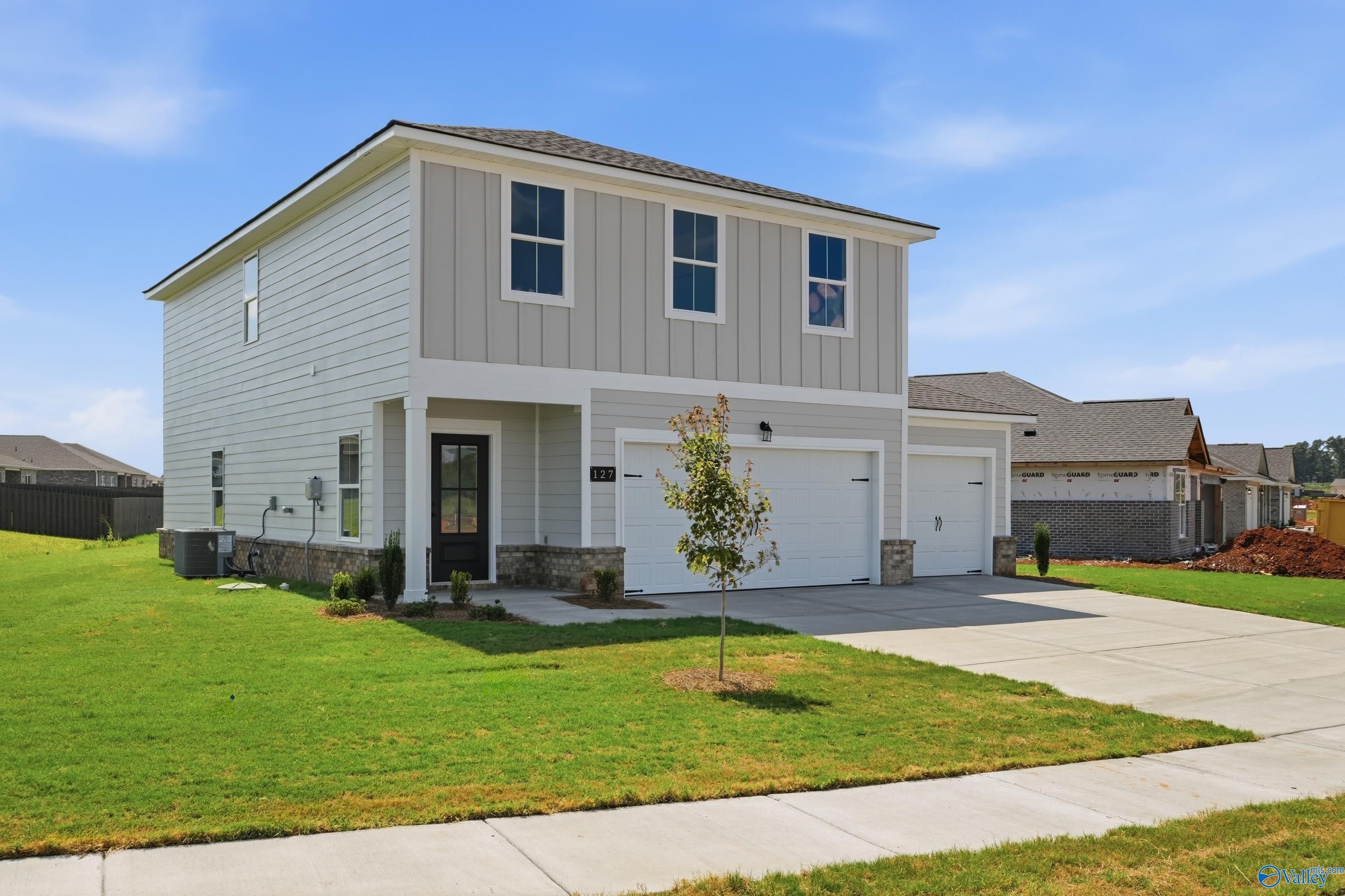 Two-story Burton B floor plan by Davidson Homes with a 2-car garage in Heritage Lakes, New Market, Alabama.