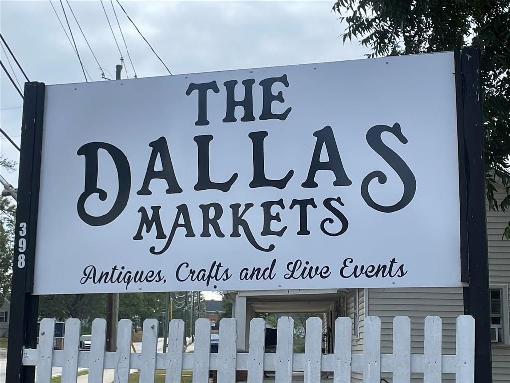 The Dallas Markets sign featuring antiques, crafts and live events in Dallas, Georgia near Riverwood neighborhood