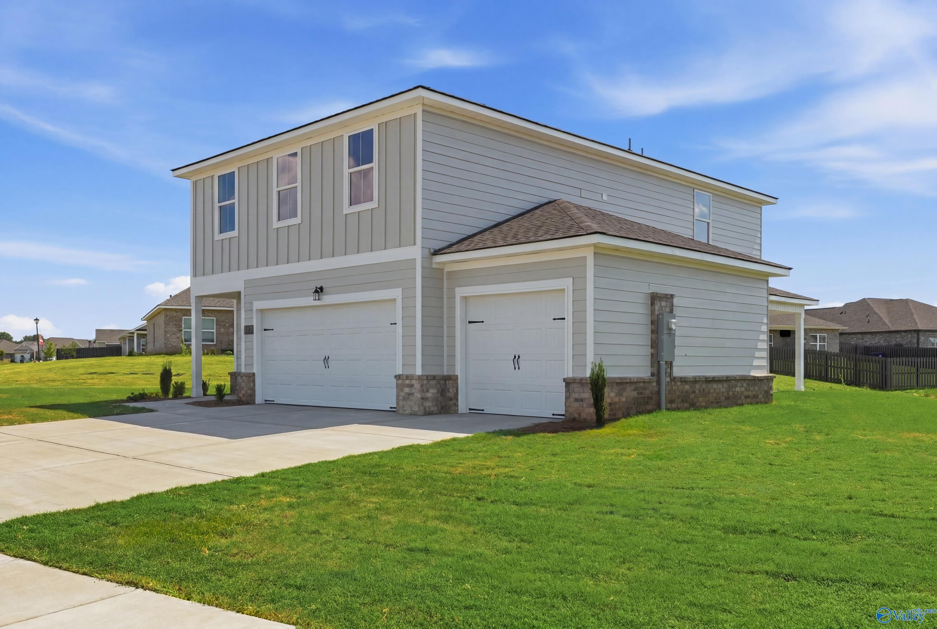 Two-story Burton B floor plan by Davidson Homes with 2-car garage in Heritage Lakes, New Market, Alabama.