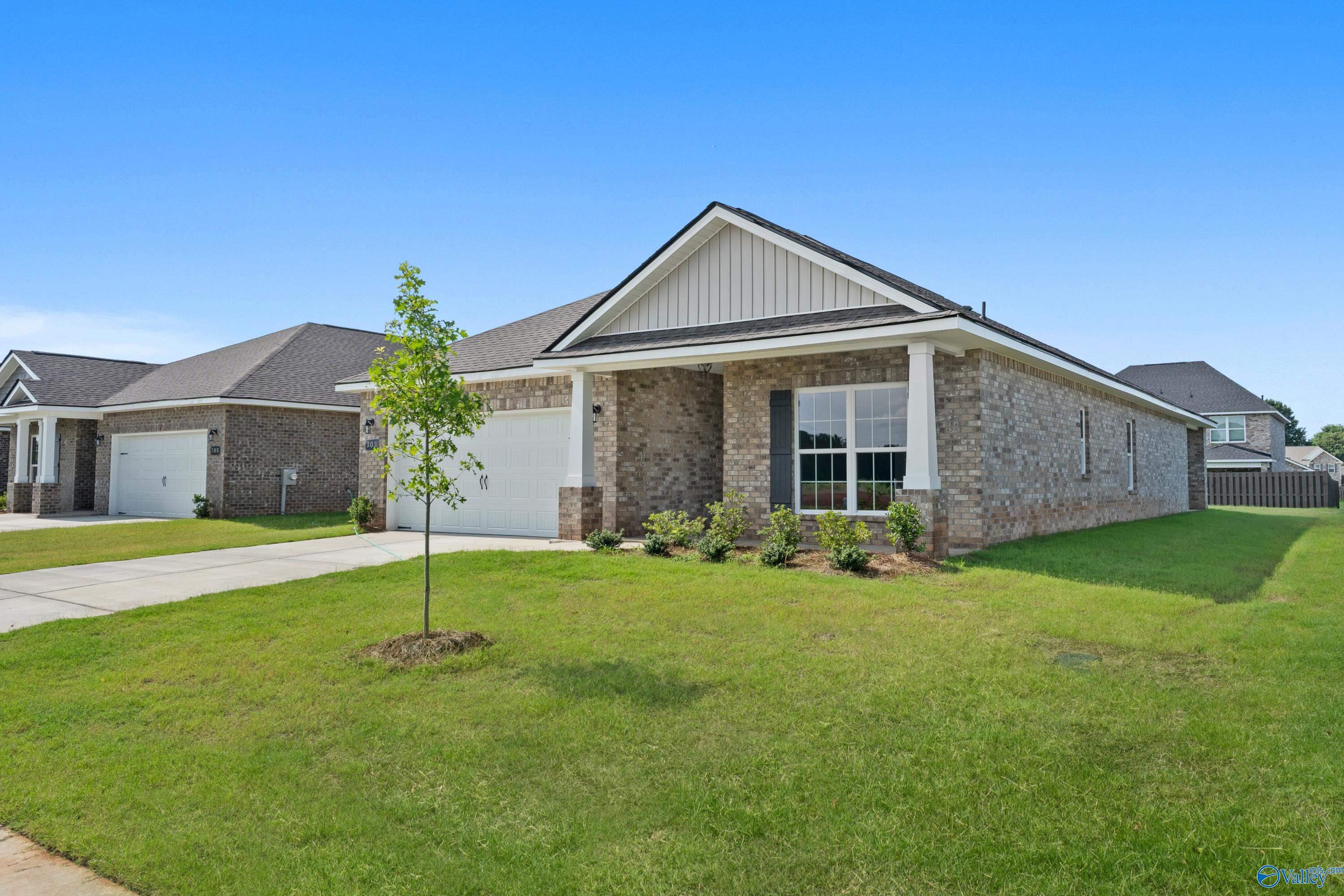 Everett B floor plan by Davidson Homes: 1-story, 4-bedroom brick house with 2-car garage in Ivy Hills, Toney, Alabama.